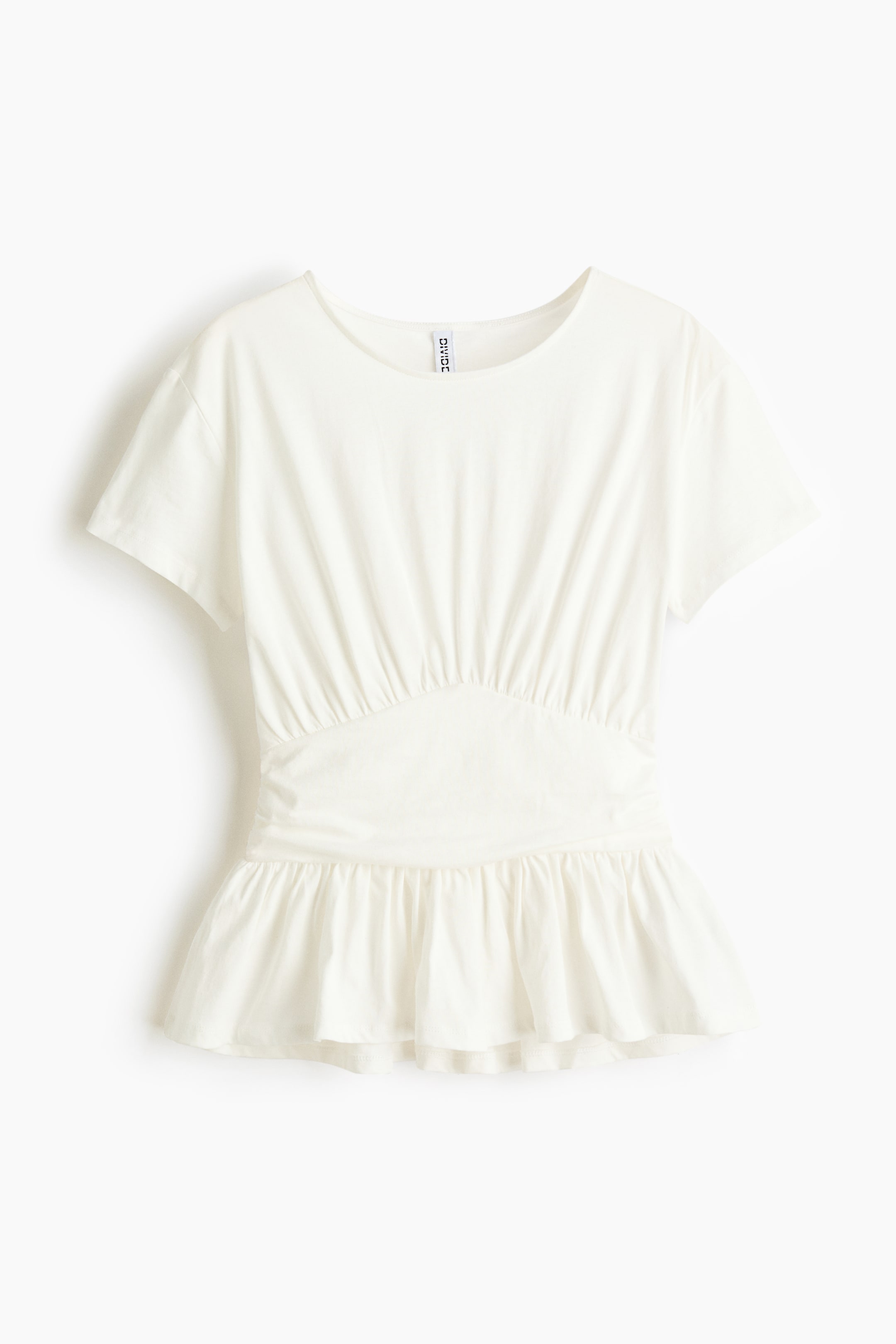 查看大圖: 一件白色短袖上衣，採用柔軟的 cotton jersey，正面展示。設有圓領、胸下的收褶縫線、腰部以上的雙層布片（兩側收褶以營造垂墜感），以及喇叭狀下擺（peplum）。