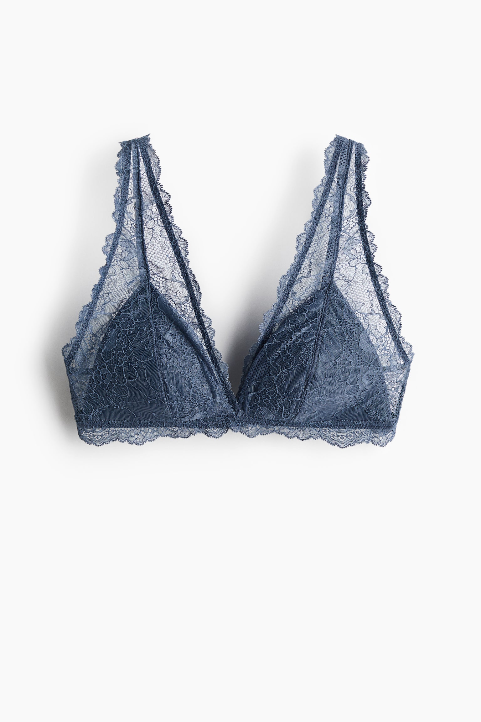 Un bralette de encaje azul polvo está colocado plano, mirando hacia adelante. Presenta copas triangulares con un patrón de encaje floral transparente y un ribete festoneado a lo largo de todos los bordes. - 1