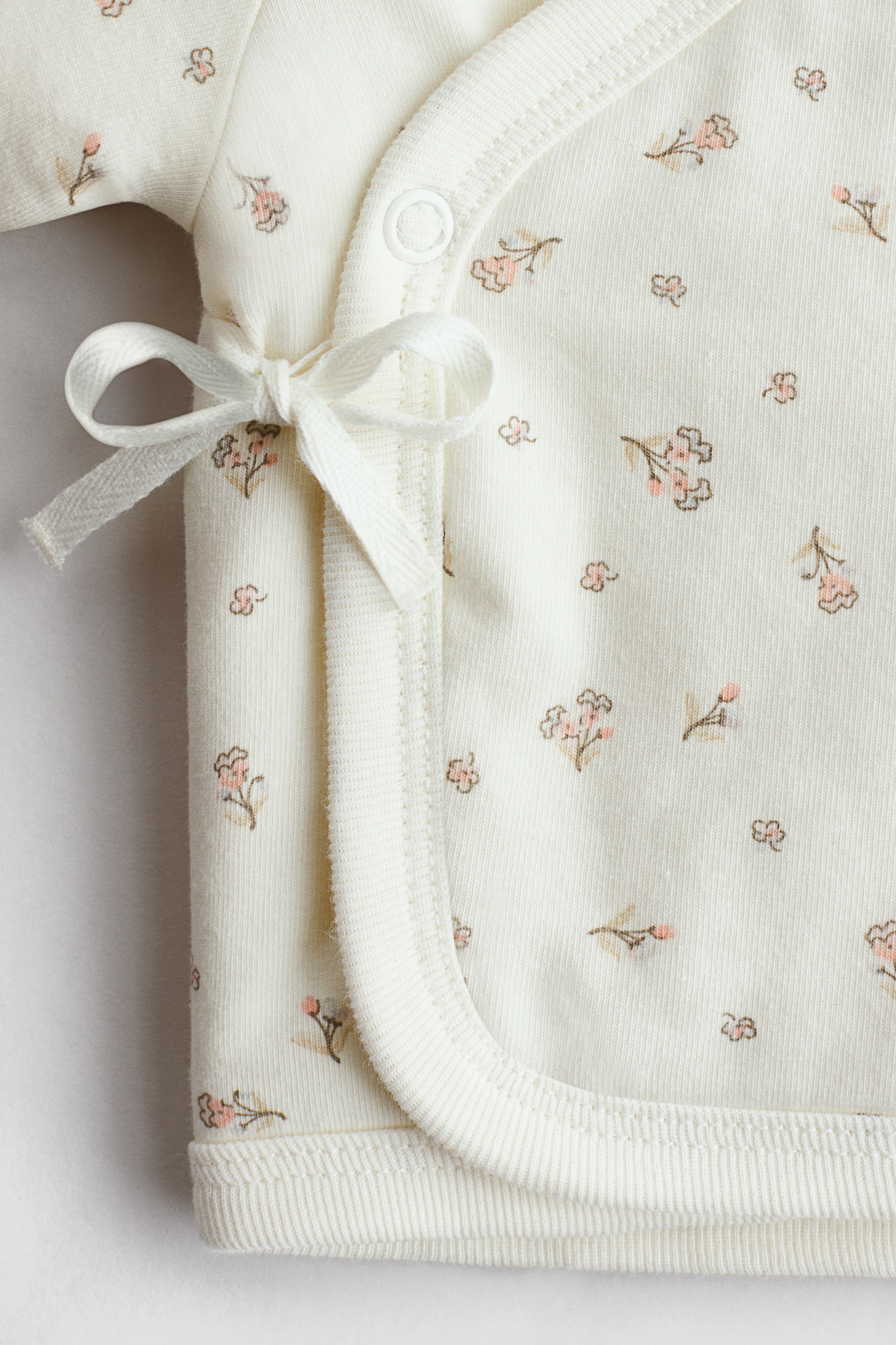 Ampliar la imagen: Top acolchado cruzado - Crema/Floreado - Kids | H&M MX 2