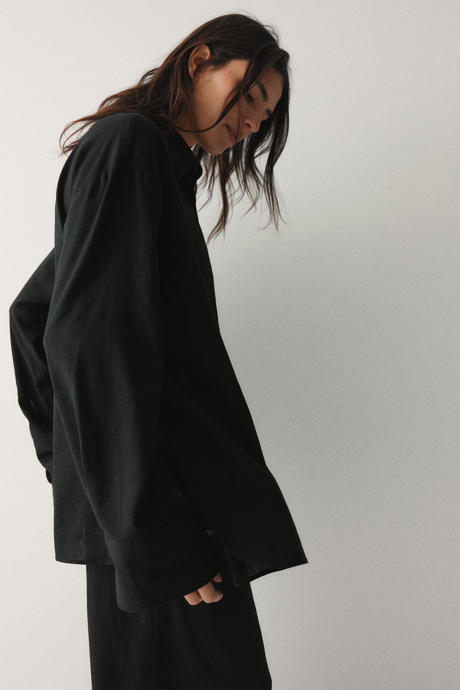 Oversized linen-blend shirt - Black/Light beige - 4
