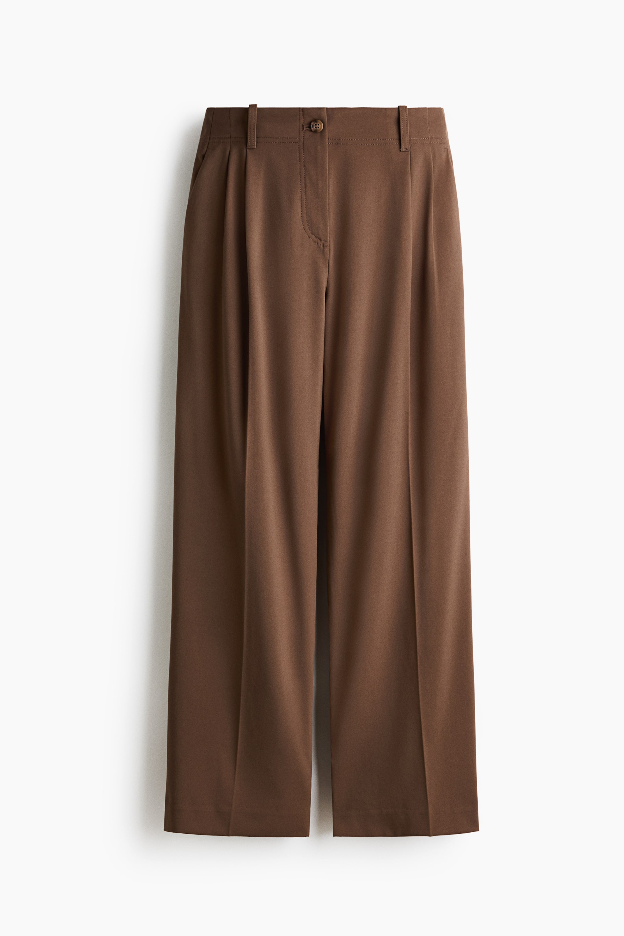 Преглед на по-голямо изображение: Чифт кафяви панталони са показани в анфас, с дизайн с висока талия, халки за колан, еднокопчева закопчалка и цип. От талията се спускат двойни плисета, а по центъра на всеки крачол има пресована гънка.