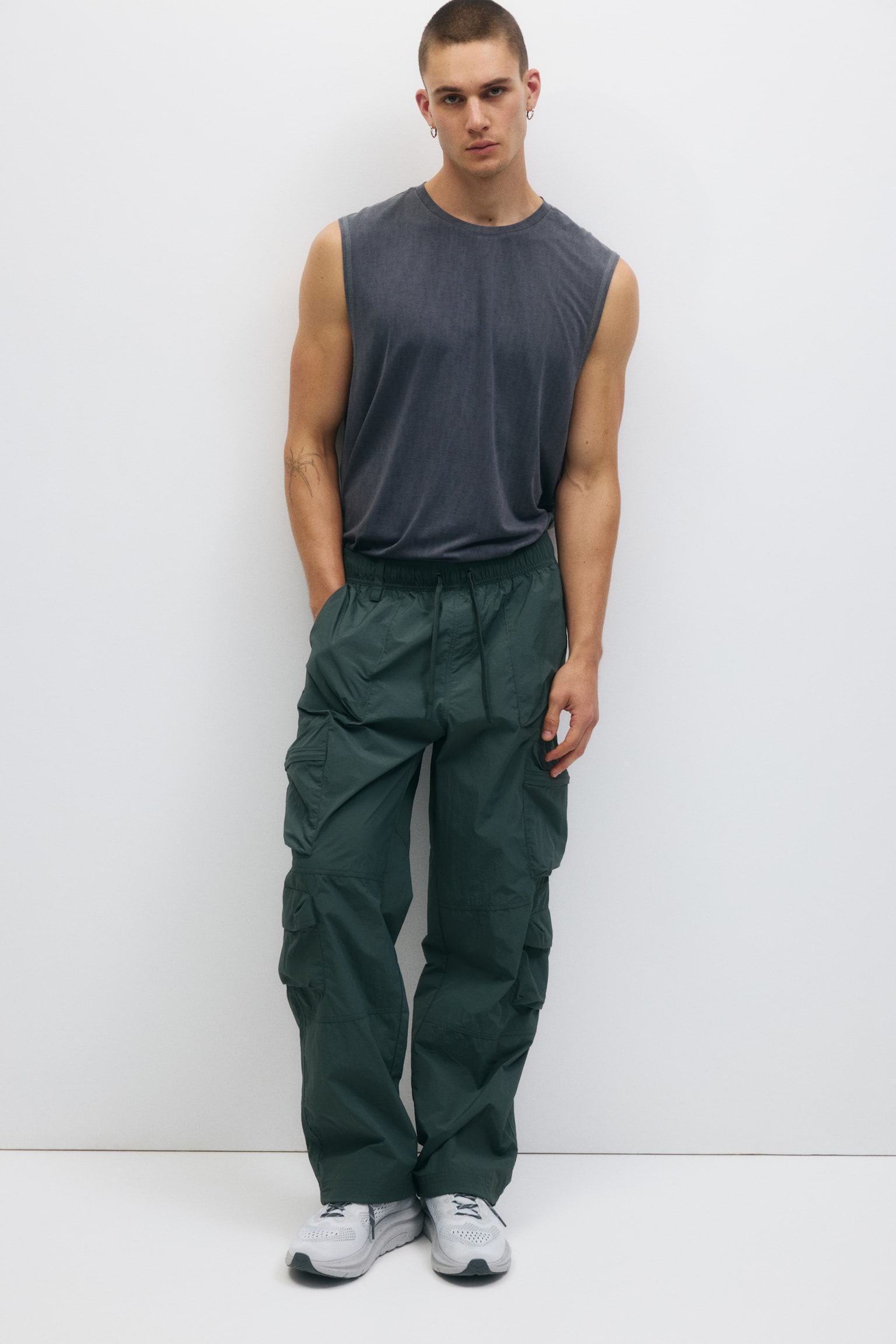 Loose Fit Water-repellent cargo trousers - Green/Black - 1