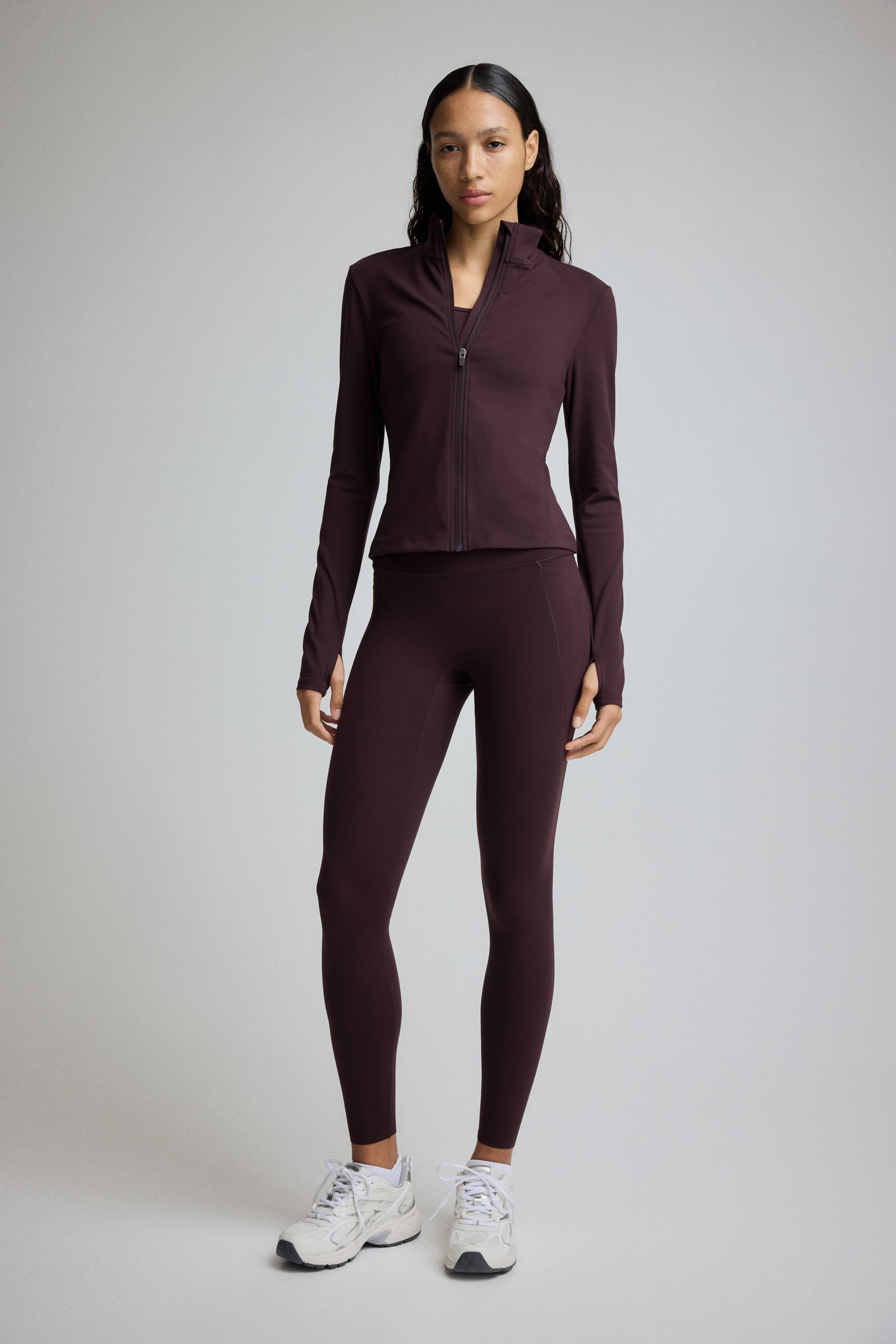 拡大画像を表示: フルジップスポーツジャケット SoftMove™ - チョコレートプラム - レディース | H&M JP 2