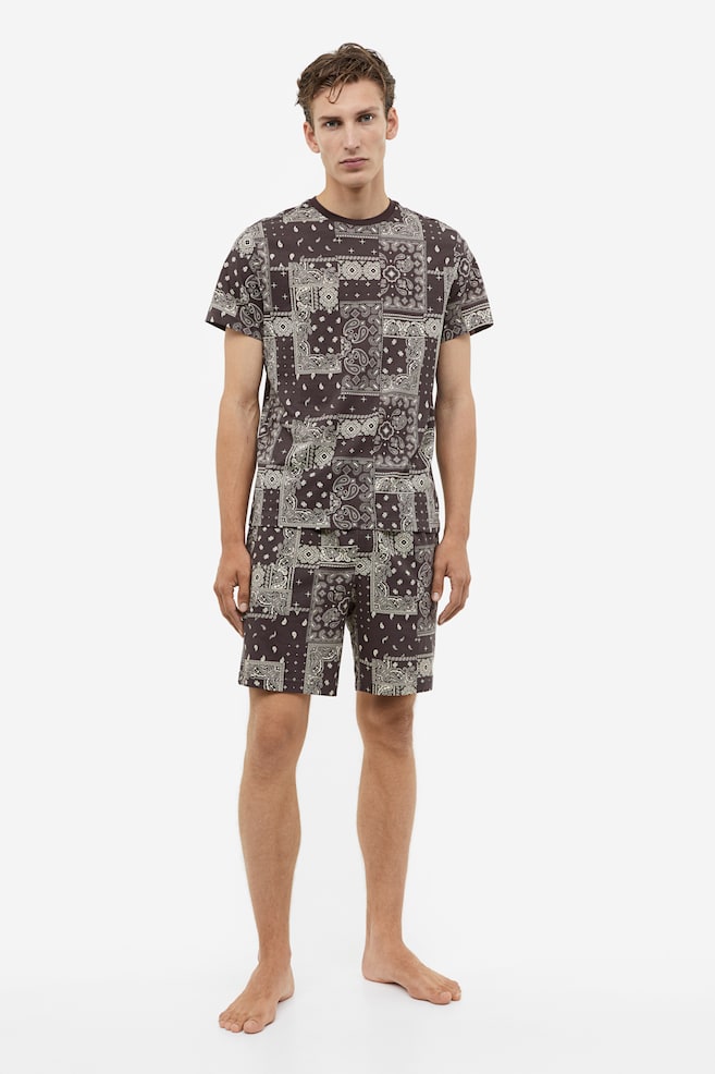 Regular Fit Pyjamas med T-shirt og shorts - Brun/Paisleymønstret/Sort/Hvit stripet - 1