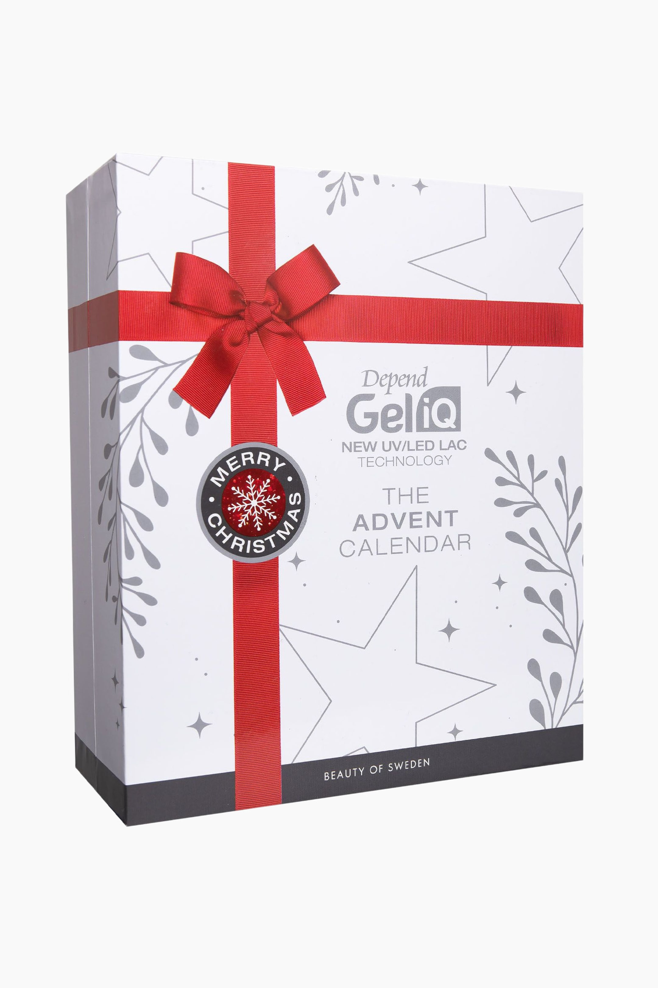 Visa större bild: En rektangulär adventskalenderbox står i en trekvarts vinkel och visar en vit utsida dekorerad med grå stjärnor och illustrationer av bladverk och grenar. Ett rött band med en texturerad rosett löper runt framsidan, som pryds av ett runt “Merry Christmas”-sigill och varumärket “Depend Gel iQ The Advent Calendar” ovanför en svart nederkant.