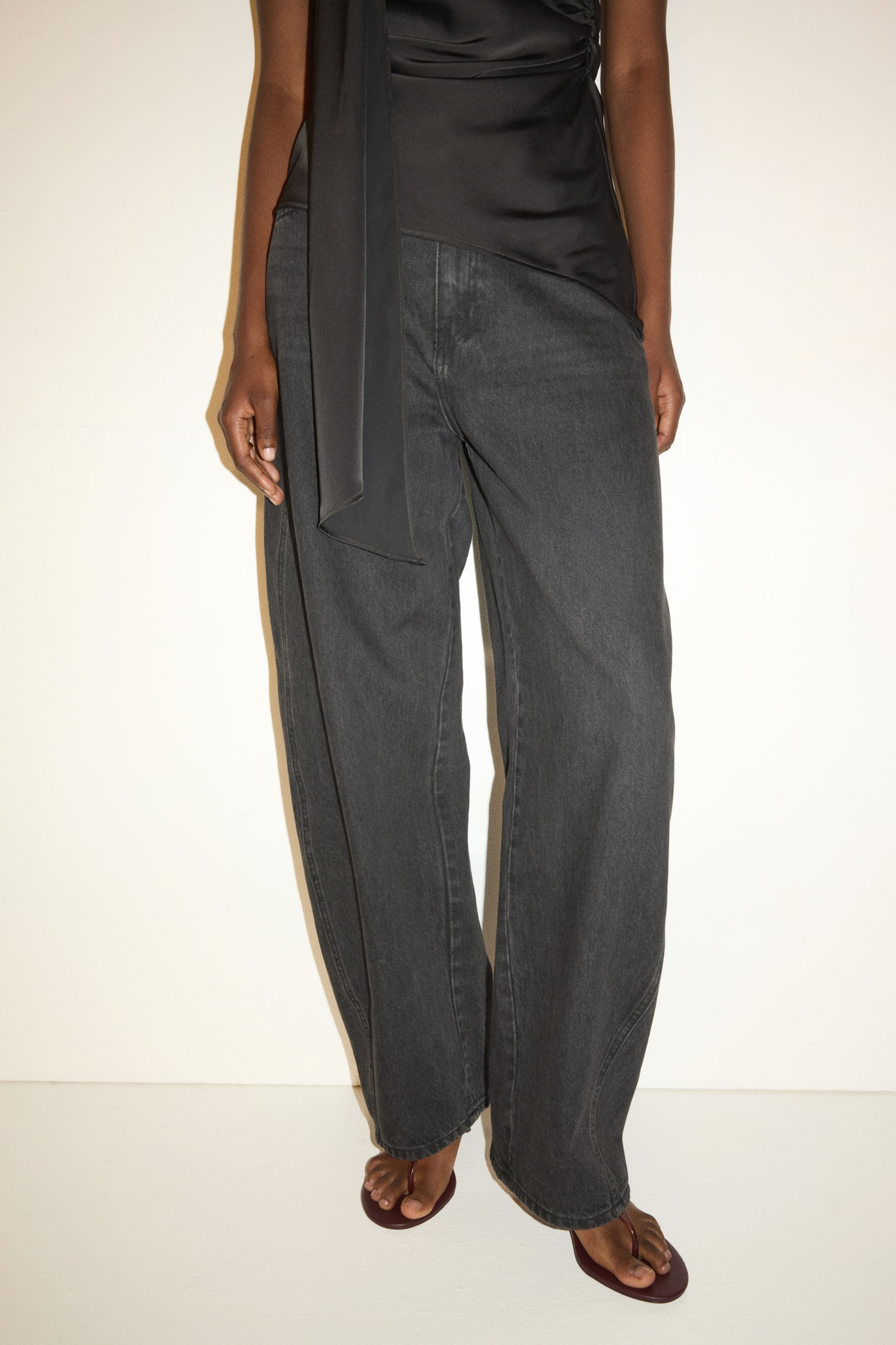 Prikaži veću sliku: Barrel High Waist Jeans - Crna - Ladies | H&M RS 1