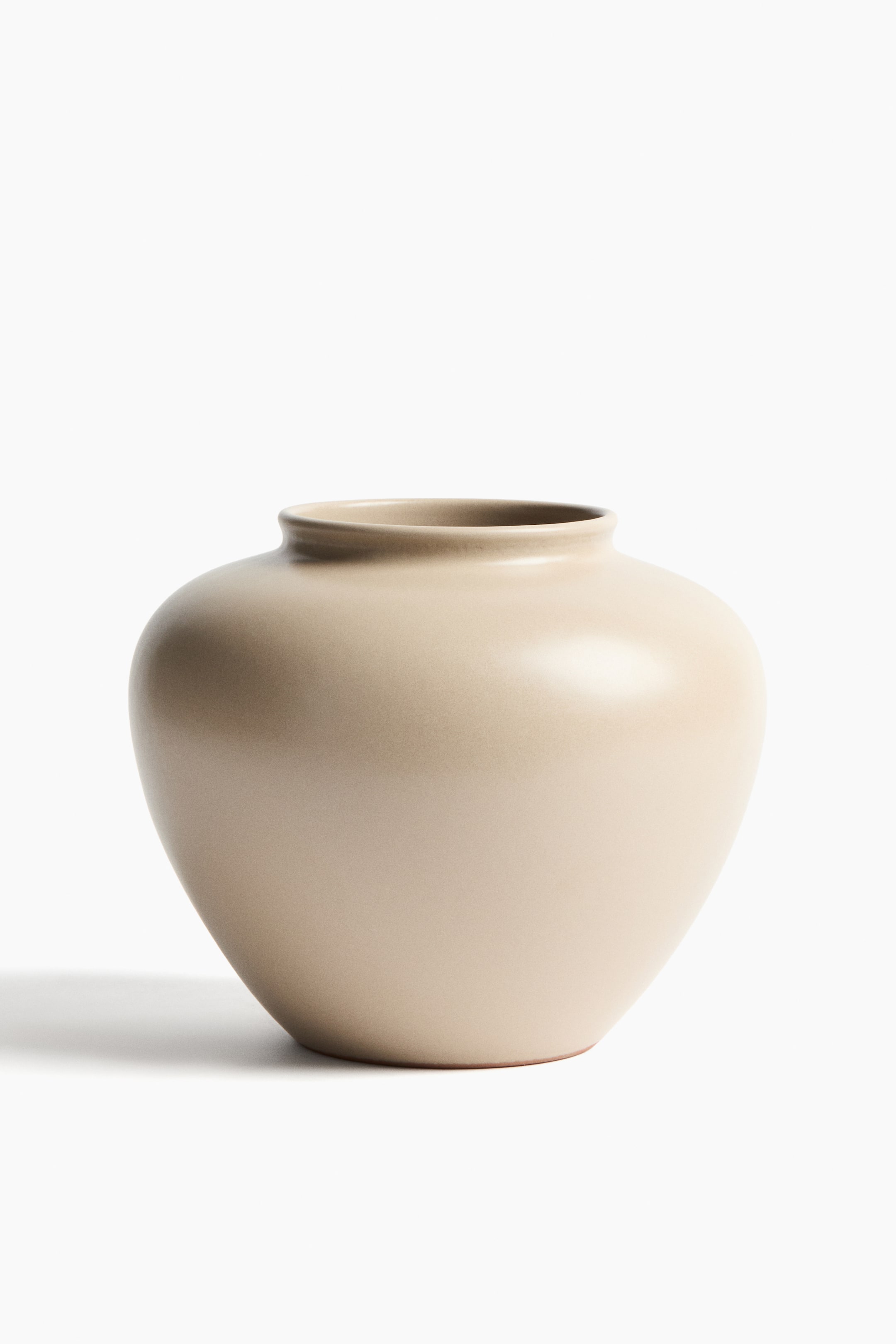 Visualizza immagine più grande: Un vaso beige chiaro presenta un corpo liscio, arrotondato e bulboso, che si assottiglia verso una base stretta e un bordo leggermente svasato, rivolto FRONTALE.