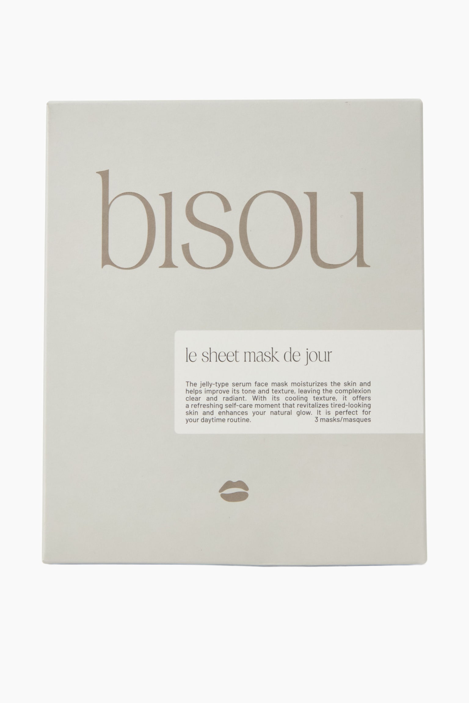FÃ¶rpackningen till Le Sheet Mask De Jour visas framifrÃ¥n som en ljusgrÃ¥, rektangulÃ¤r lÃ¥da. Den visar varumÃ¤rkesnamnet âbisouâ i ett stort, ljusbrunt serif-teckensnitt Ã¶ver den Ã¶vre halvan, med en vit rektangulÃ¤r etikett med produktinformation lÃ¤ngst ned till hÃ¶ger och en liten lÃ¤ppikon centrerad nÃ¤ra nederkanten. - 1