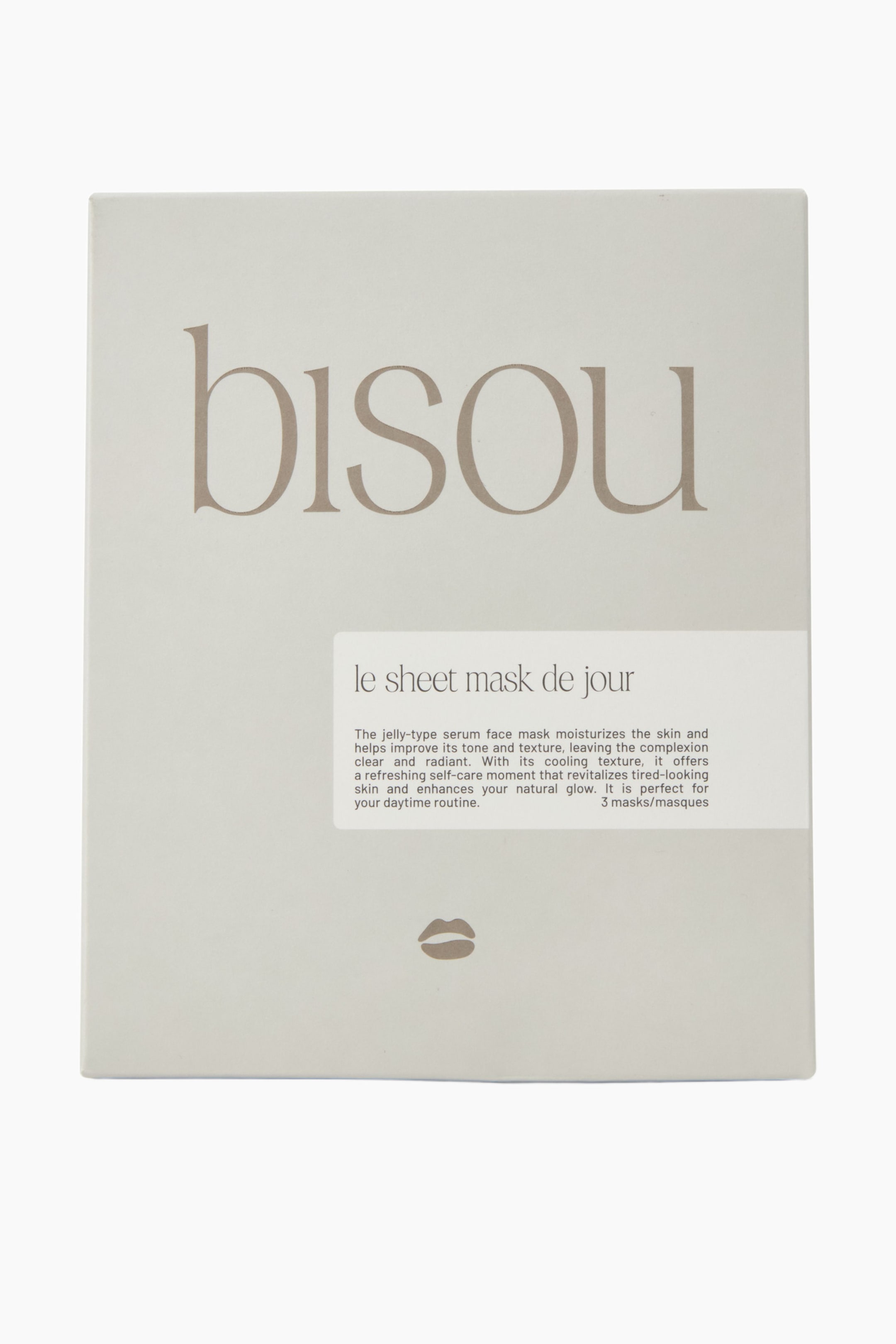 Visa större bild: Förpackningen till Le Sheet Mask De Jour visas framifrån som en ljusgrå, rektangulär låda. Den visar varumärkesnamnet ”bisou” i ett stort, ljusbrunt serif-teckensnitt över den övre halvan, med en vit rektangulär etikett med produktinformation längst ned till höger och en liten läppikon centrerad nära nederkanten.