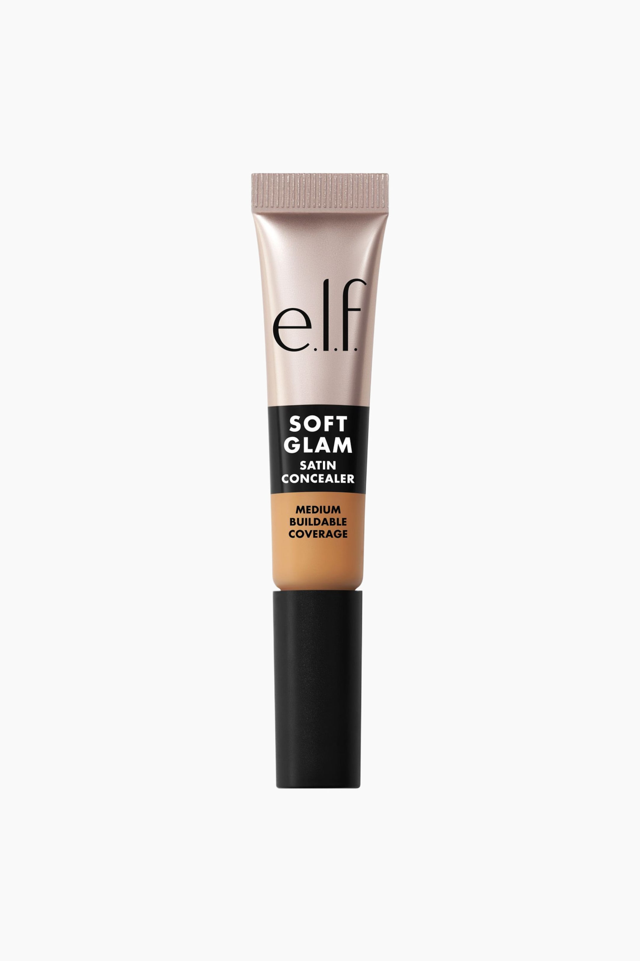 Vis større bilde: En e.l.f. Soft Glam Satin Concealer-tube står oppreist, vendt fremover. Den viser en roségullfarget, metallisk øvre del med merkenavnet, en svart seksjon med teksten «Soft Glam Satin Concealer» og en middels tan nederste del som angir «Medium Buildable Coverage». Tuben er toppet med et matt svart lokk.