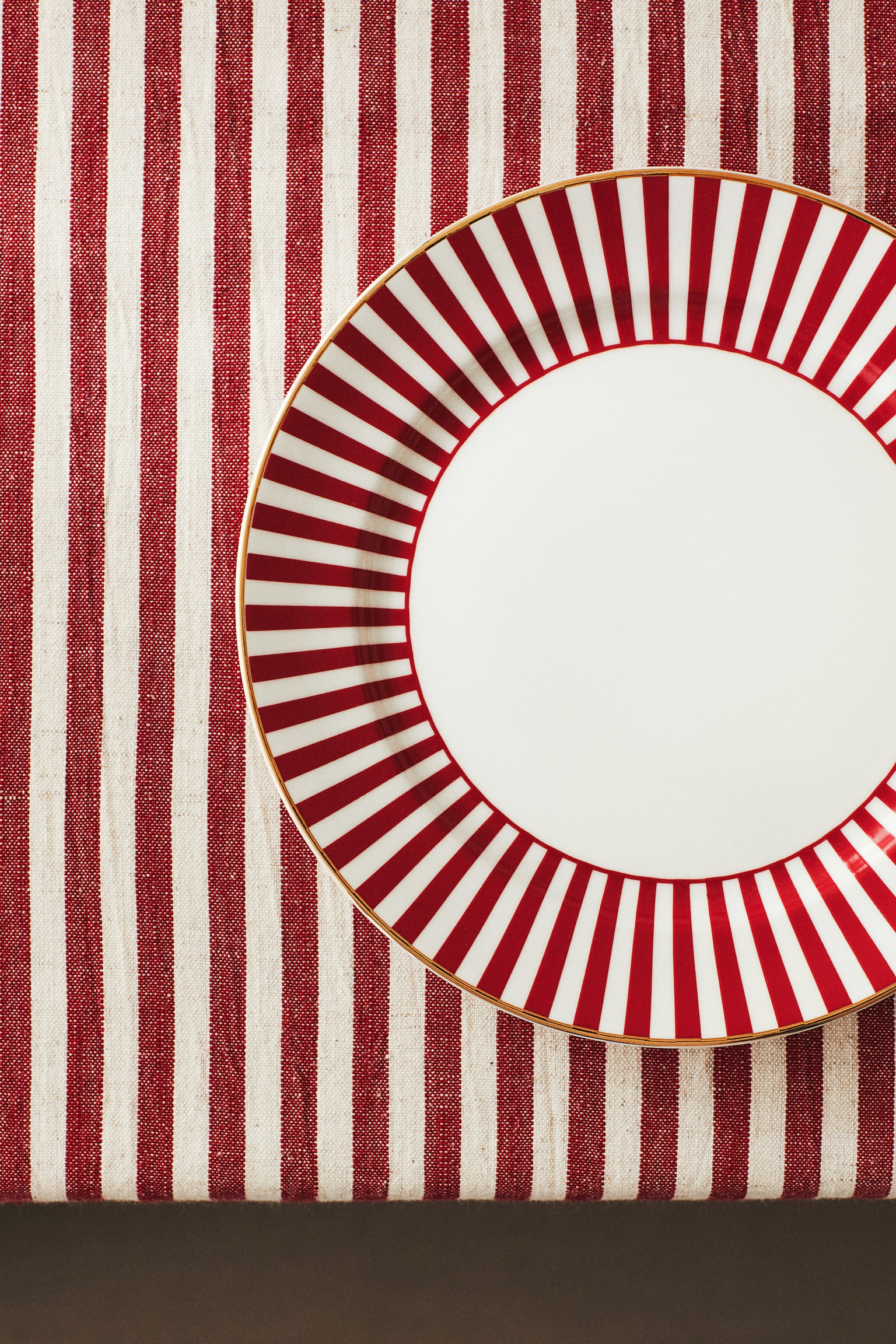 Porcelain medium plate - Red/Striped/Black/Striped - 2