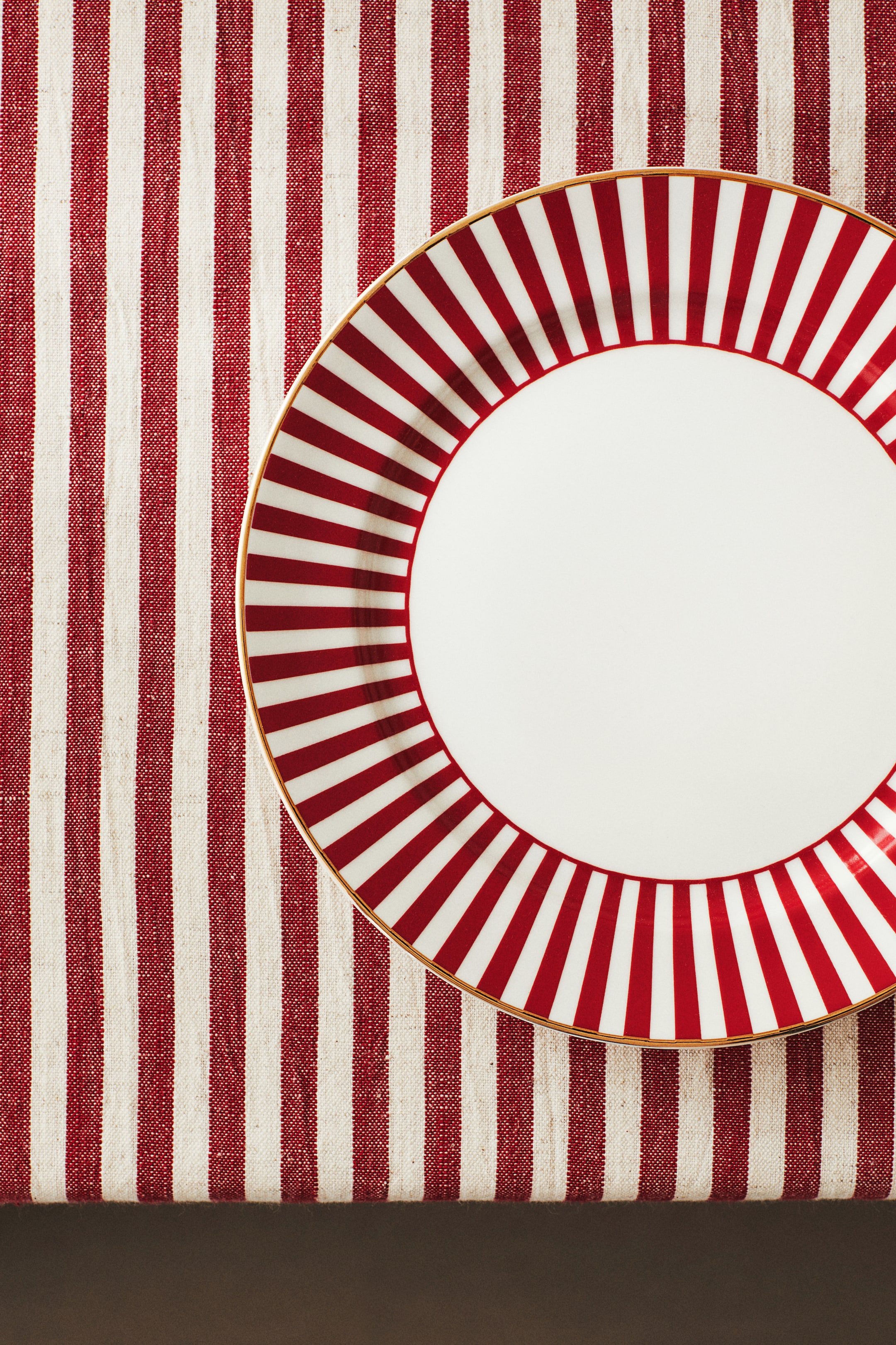 Porcelain medium plate - Red/Striped - Home All | H&M GB 1