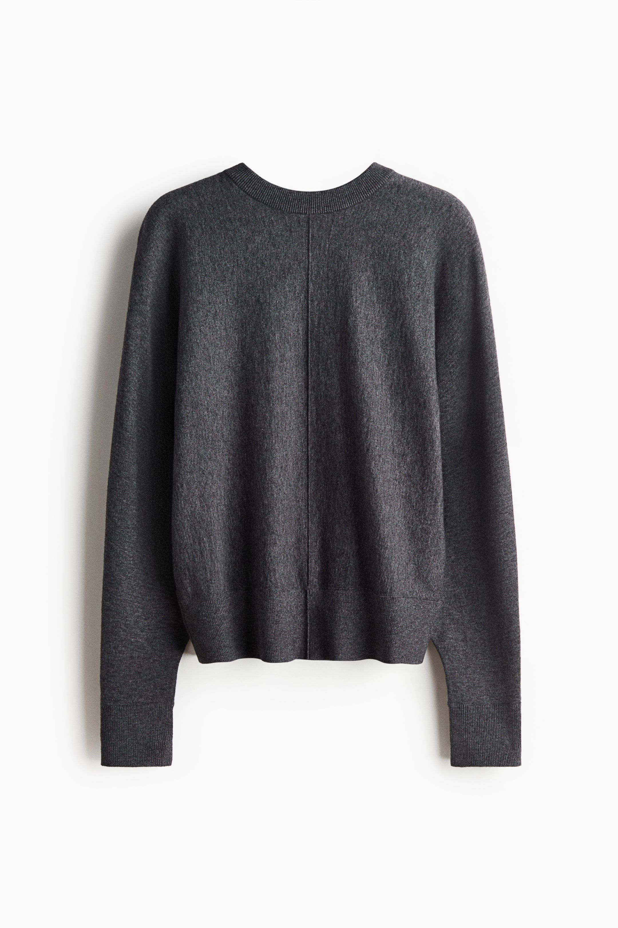 Agrandir l'image: Un pull en maille gris foncé est présenté de dos. Il est doté d'un col rond côtelé, de manches longues avec des poignets côtelés et d'un ourlet côtelé avec de petites fentes latérales. Une couture verticale descend le long du centre du dos.