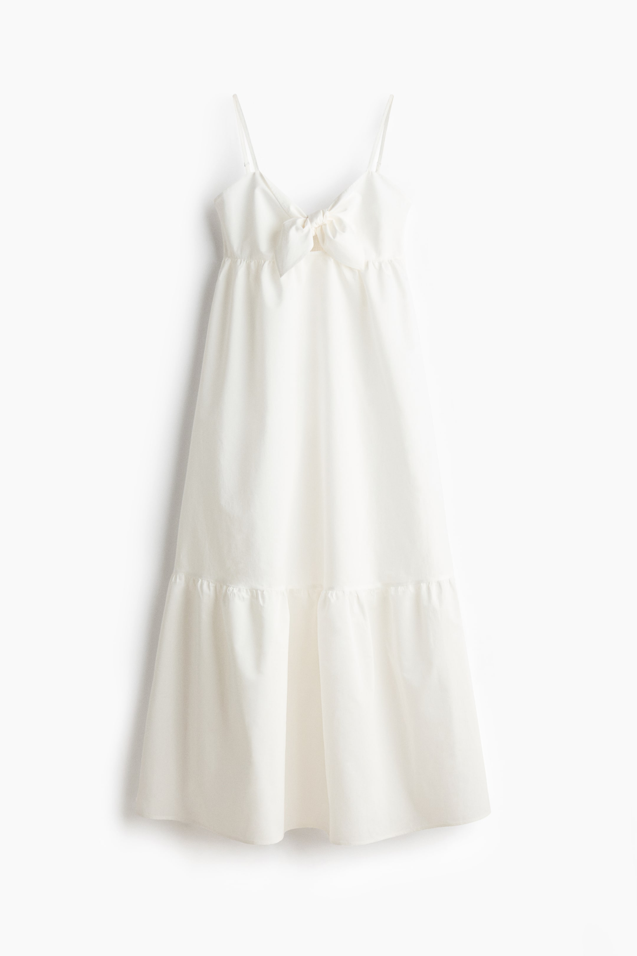 Größeres Bild anzeigen: Ein weißes Midikleid wird von vorne gezeigt, mit einem herzförmigen Ausschnitt und schmalen Trägern. Es präsentiert eine schmale Passform über der Brust mit einem Bindedetail und einem Cut-Out-Bereich vorne, einer gerafften Naht darunter und einem ausgestellten Rock mit einer gerafften Stufe oberhalb des Saums.