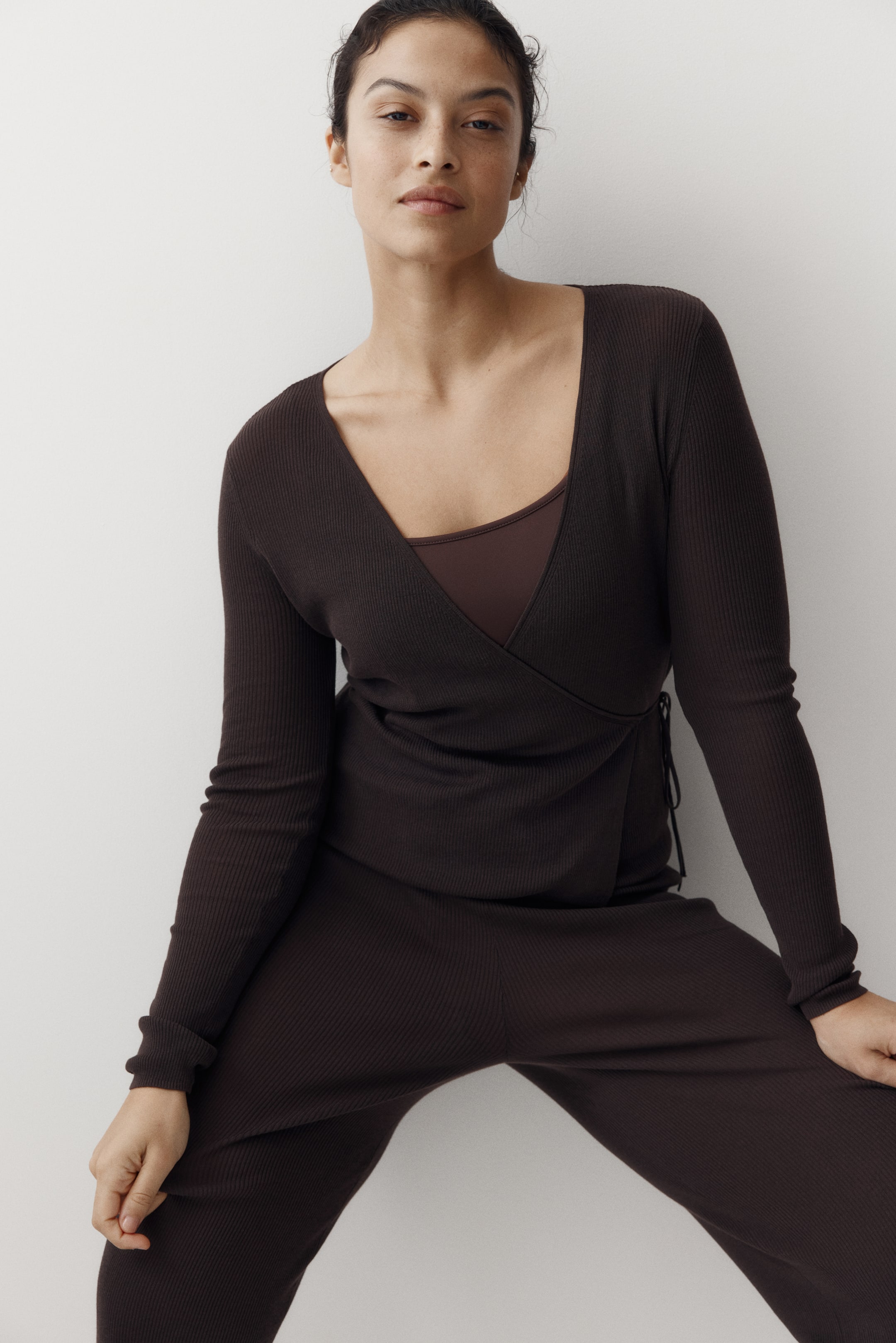 Ampliar la imagen: Cárdigan cruzado en tejido acanalado - Café oscuro - Ladies | H&M MX 1