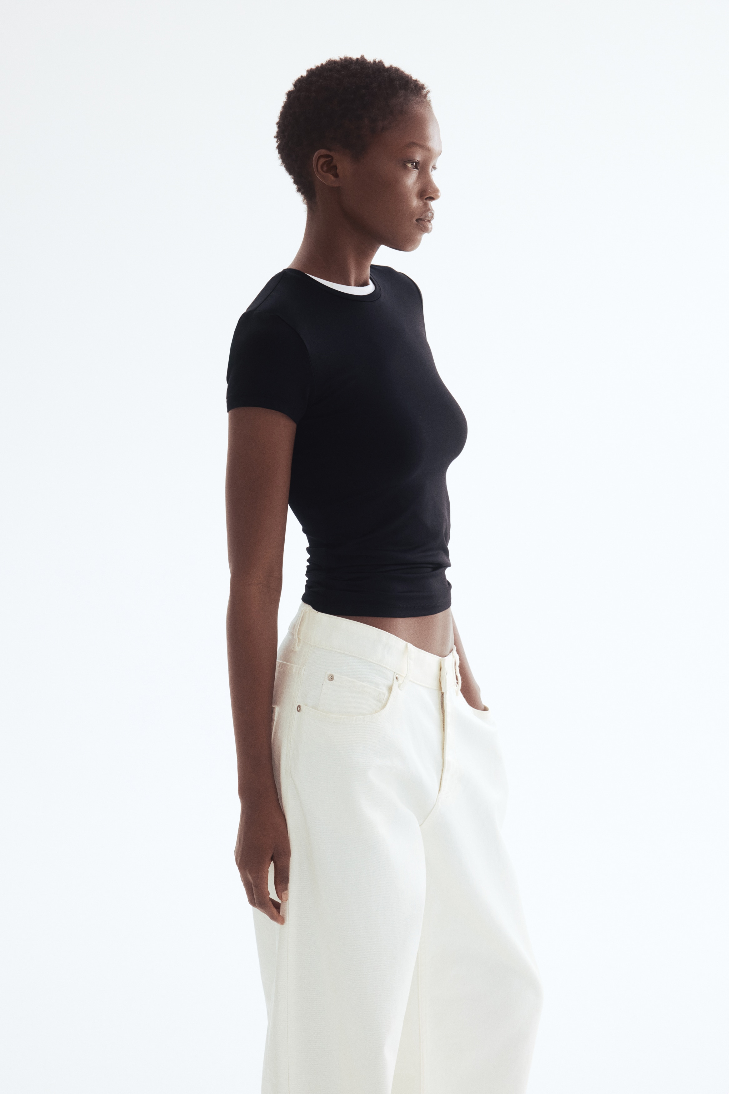 Figurnahes T-Shirt aus Mikrofaser - Schwarz/Weiß/Dunkelbraun/Hellbeige/Mattrosa/Hellgrau/Marineblau