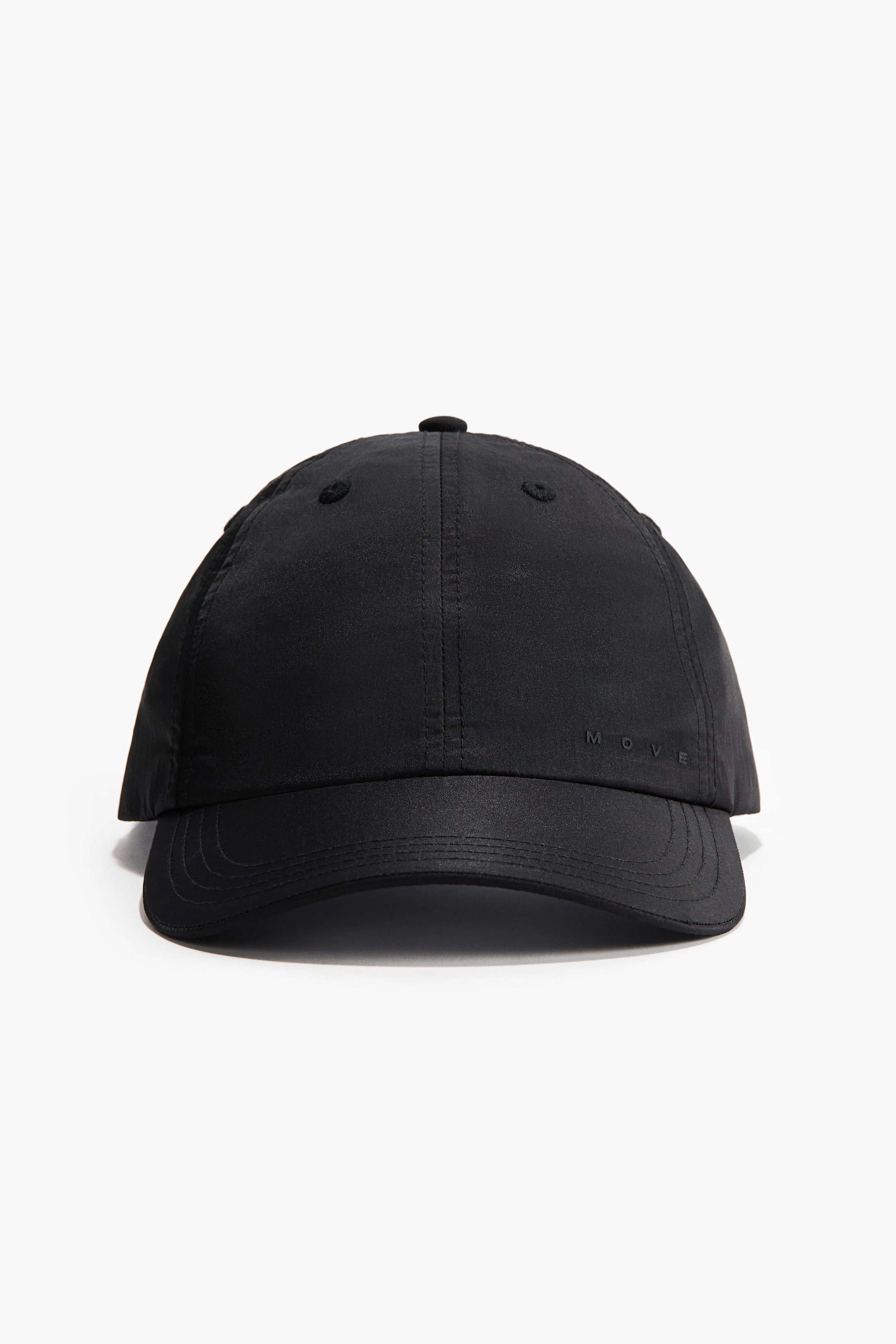 Agrandir l'image: Une casquette de sport noire est présentée de face, montrant une construction à six panneaux avec des œillets brodés sur la calotte. Elle comporte une visière incurvée avec des coutures apparentes et un lettrage discret "MOVE" sur le panneau avant.