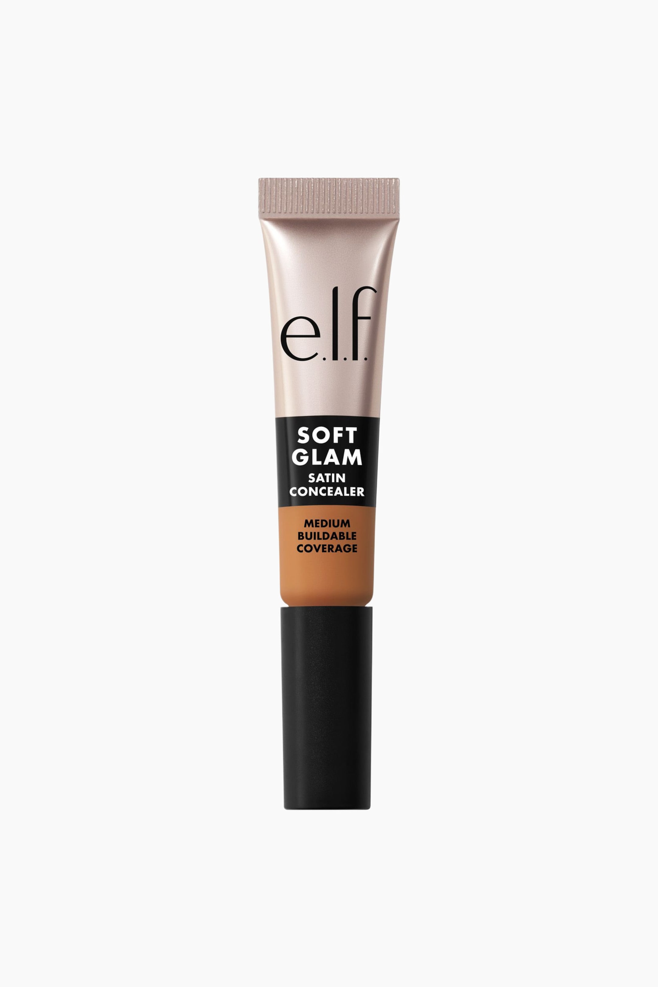 Vis større bilde: En e.l.f. Soft Glam Satin Concealer-tube står oppreist og vender fremover. Tuben har en ribbet, skinnende lys beige topp med "e.l.f."-logoen, en svart midtdel som viser "SOFT GLAM SATIN CONCEALER", og en mellombrun nederste del med teksten "MEDIUM BUILDABLE COVERAGE", alt står på en matt svart base.