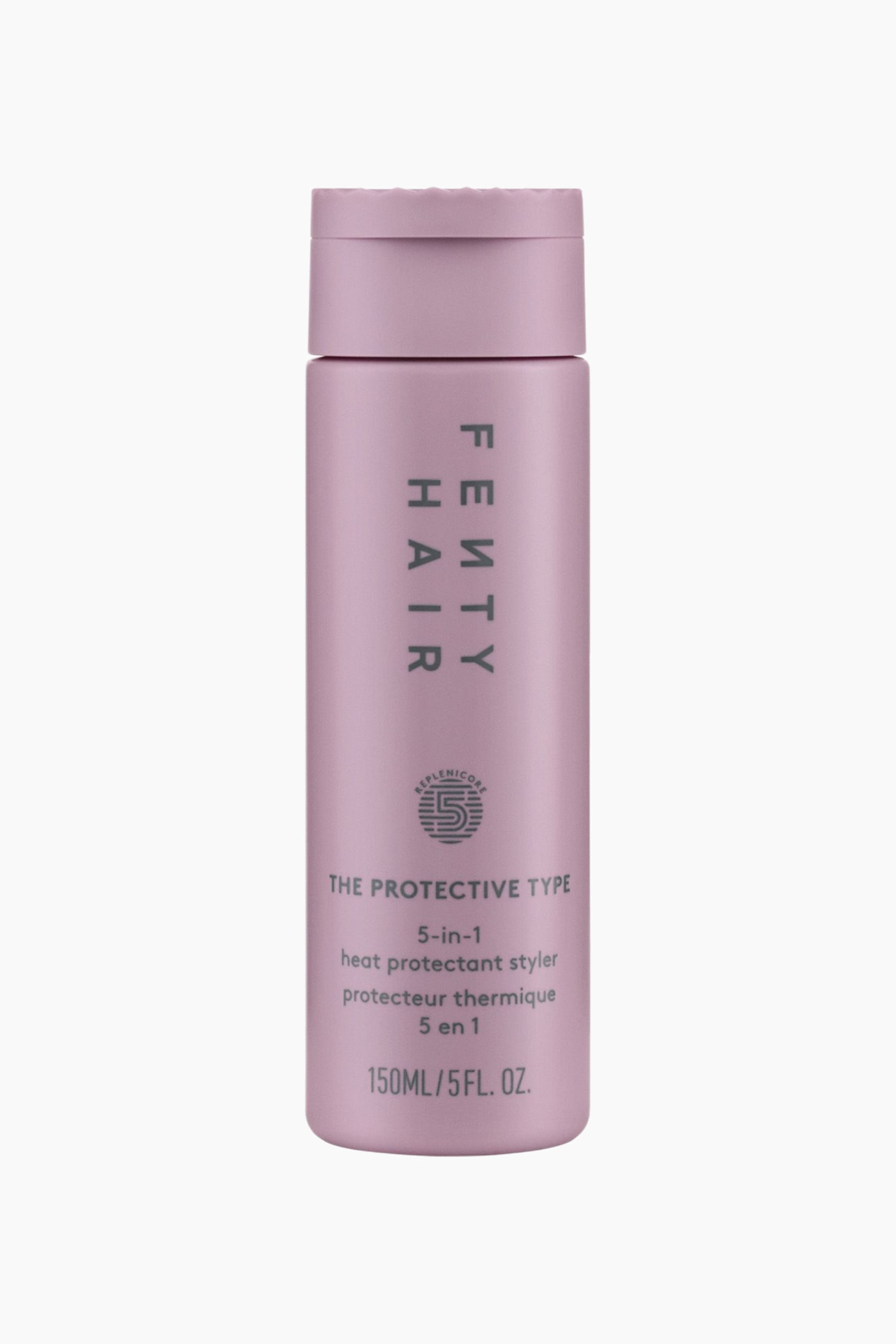 Visa större bild: The Protective Type 5-in-1 Heat Protectant Styler står upprätt i en framifrån-vy och visar en cylindrisk, matt lavendelrosa flaska med matchande kork. Framsidan av flaskan visar det vertikala varumärket "FENTY HAIR", en cirkulär logotyp med siffran fem samt produktdetaljer tryckta i en kontrasterande grå font.