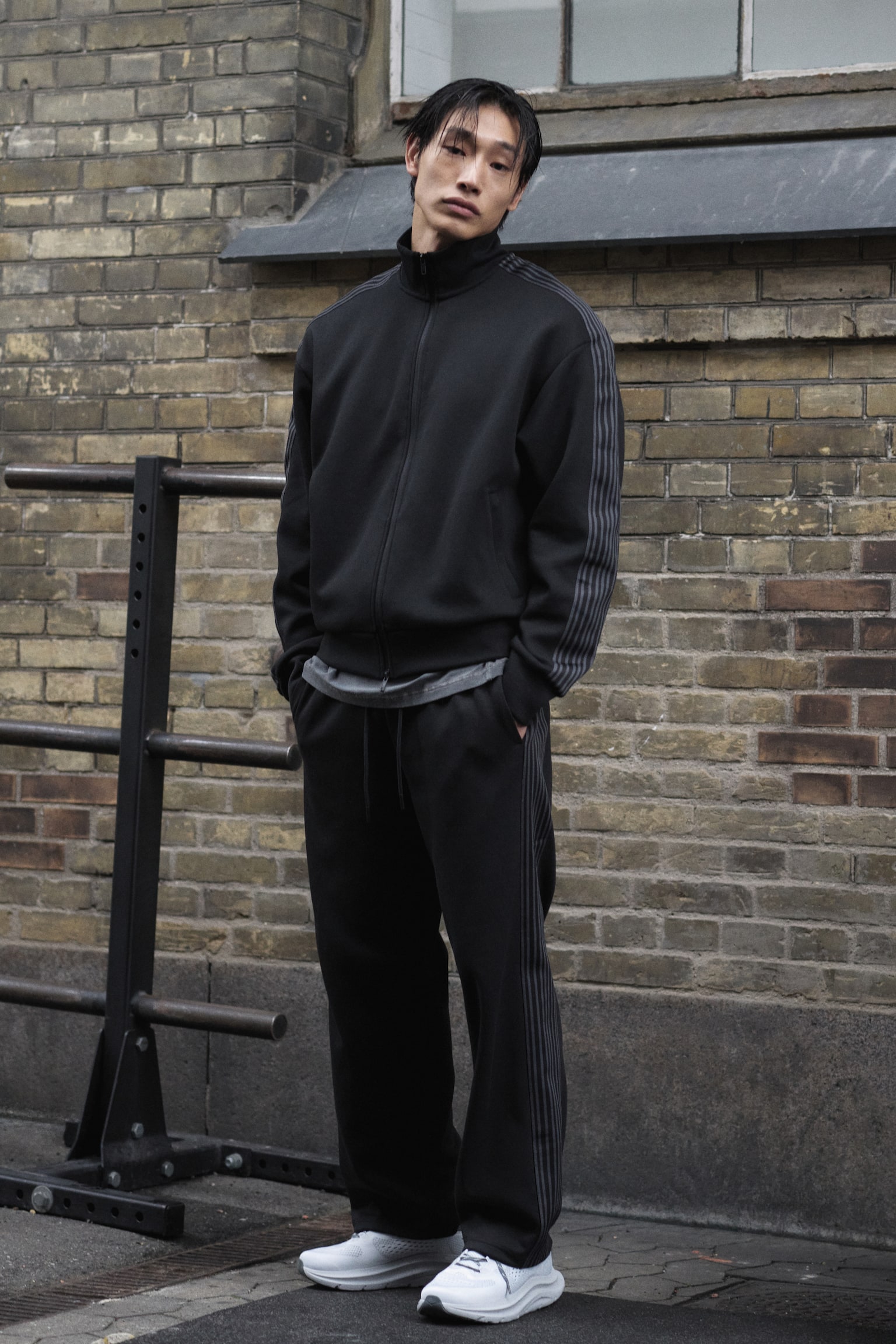 Loose Fit Sports joggers with DryMove™ - Black/Beige - 4