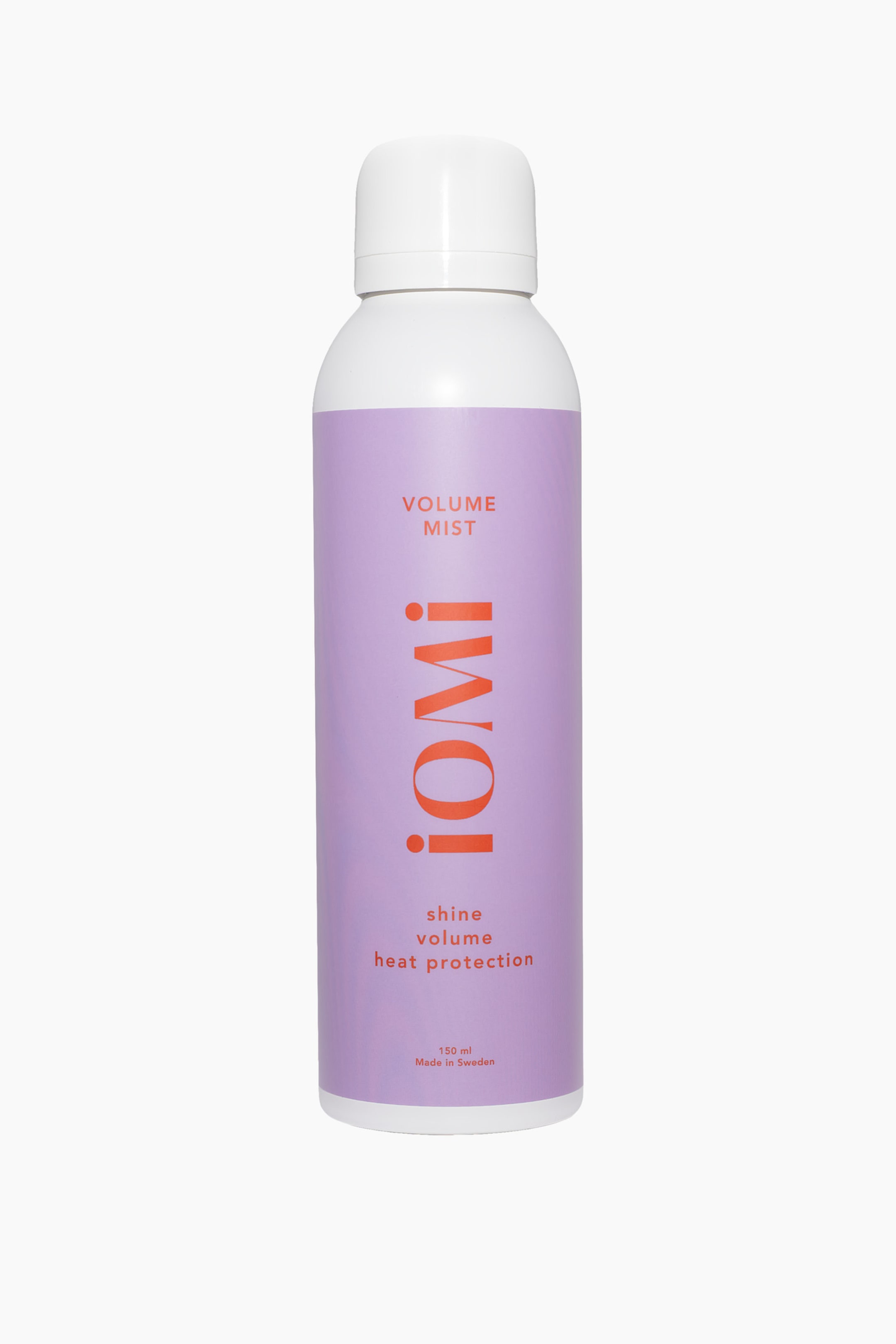 Se større billede: En hvid flaske iOMi Volume Mist står oprejst med en hvid hætte, og har en lyse lilla etiket. Etiketten viser brandnavnet "iOMi" vertikalt i orange, sammen med "VOLUME MIST" øverst og teksten "shine volume heat protection" nedenunder, alt i orange.
