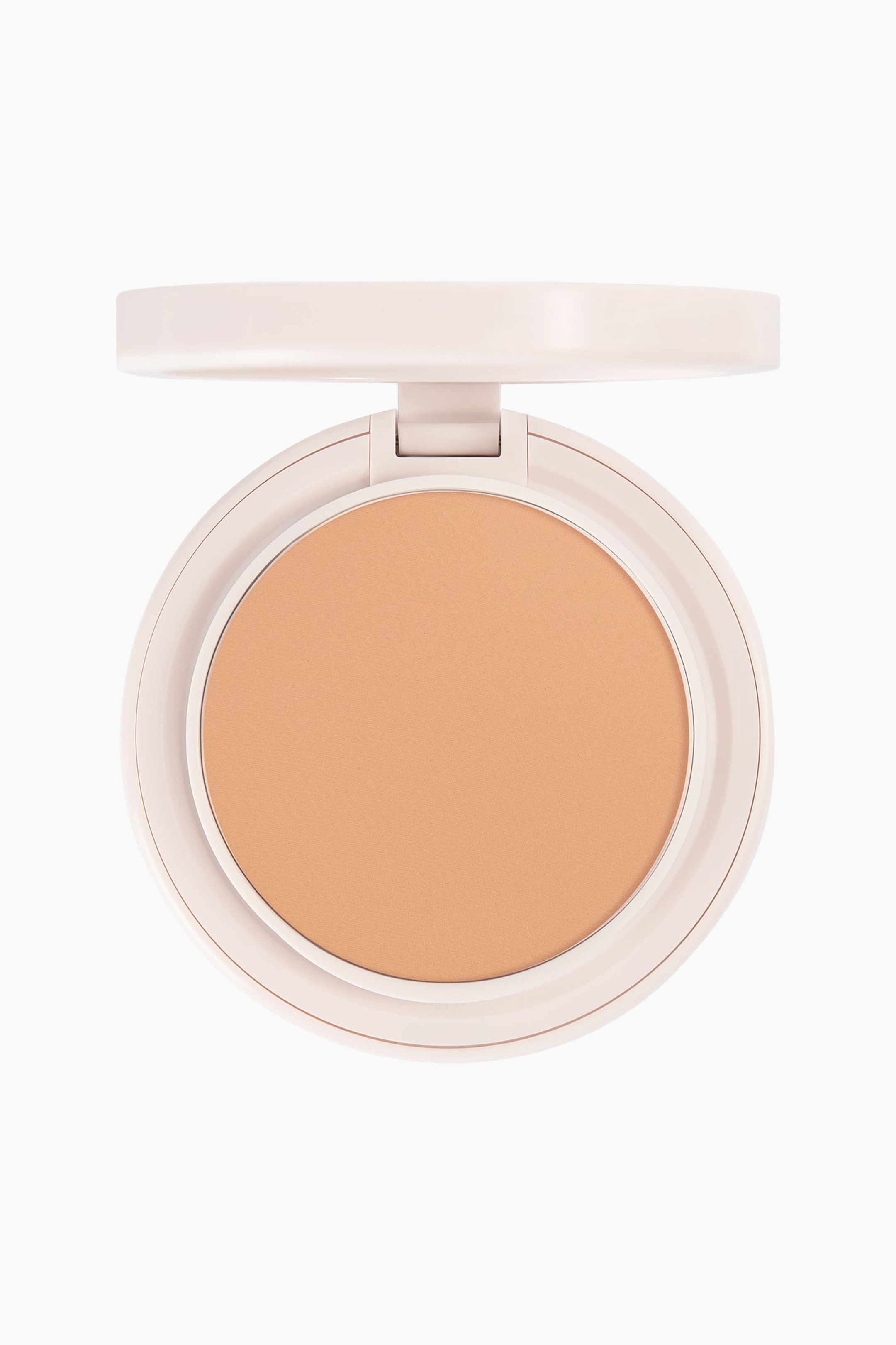 Se større billede: Natural Blur Powder Foundation vises i et åbent, rundt, lyserødt pudderdåse etui, der vender direkte fremad. Etuiet indeholder en glat, cirkulær skål med varm beige presset pudder, og låget er slået opad.
