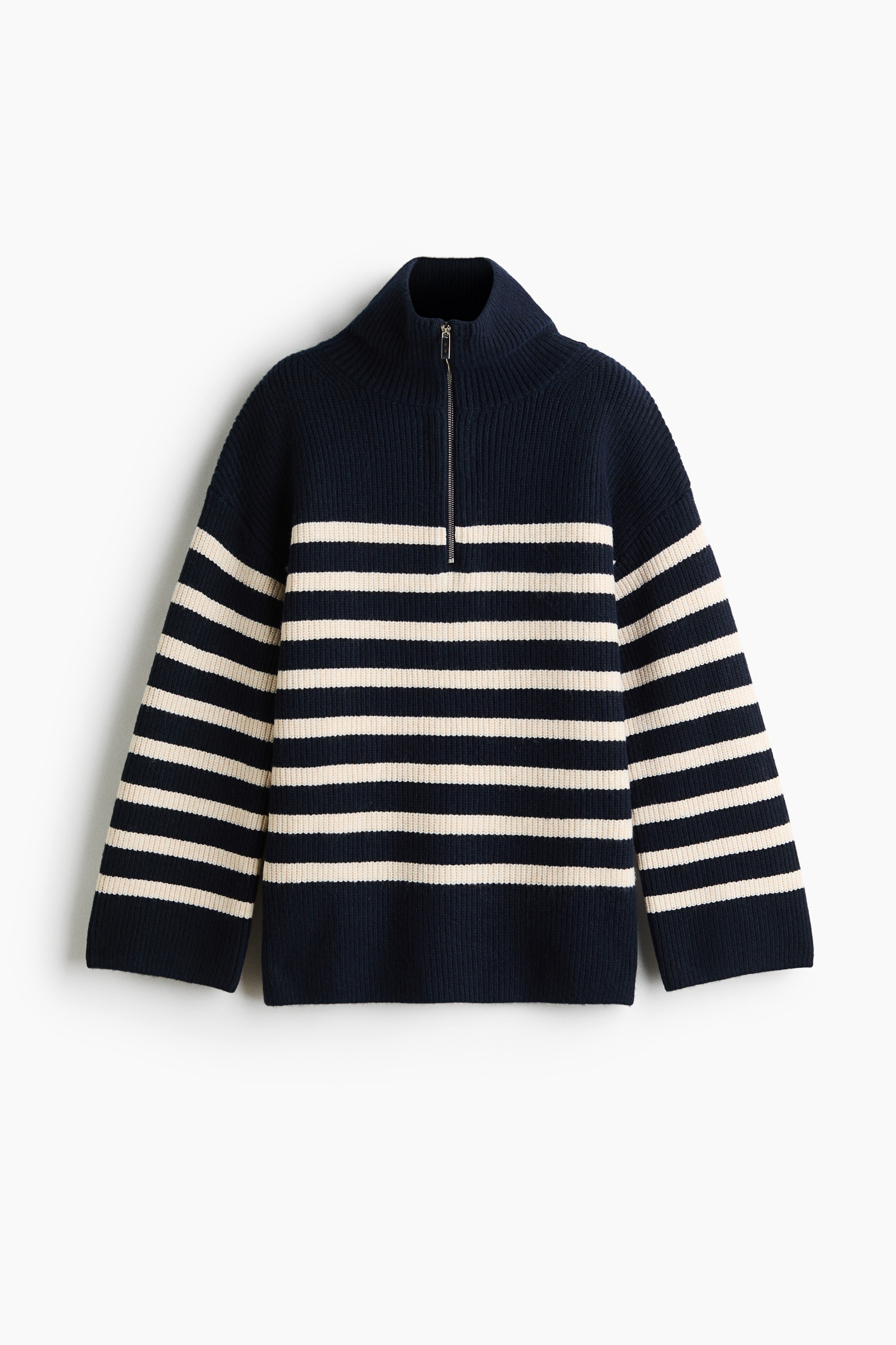 Das Modell trÃ¤gt einen gestreiften Half-Zip-Pullover aus englischem Rippenstrick in Dunkelmarine und Creme. Der Pullover verfÃ¼gt Ã¼ber einen offenen Stehkragen, Ã¼berschnittene Schultern und weite Ãrmel und ist Ã¼ber einem hellblauen Hemd mit Kragen und dunklen Wide-Leg-Jeans getragen.
