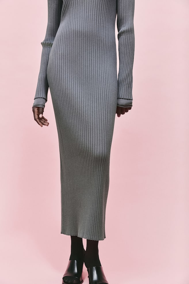Ribbestrikket kjole i silkemiks - Mørk grå - 3