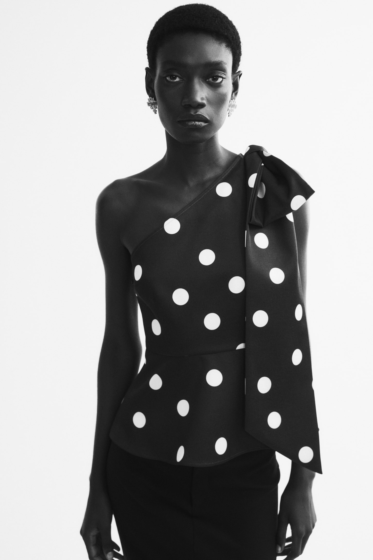 Женский топ H&M Bow-Detail One-Shoulder, цвет: Чёрный / В горошек — фото 3