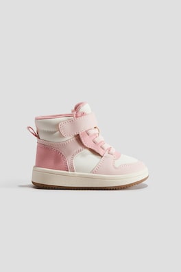 Sneakers med öppning fram
