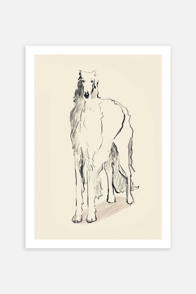 Ett konsttryck visar en minimalistisk skiss i kolstil av en stÃ¥ende borzoi, Ã¥tergiven med lÃ¶sa svarta linjer och skuggning mot en ljusbeige bakgrund. Trycket har en bred, ren vit ram som inramar det centrala konstverket. - 1