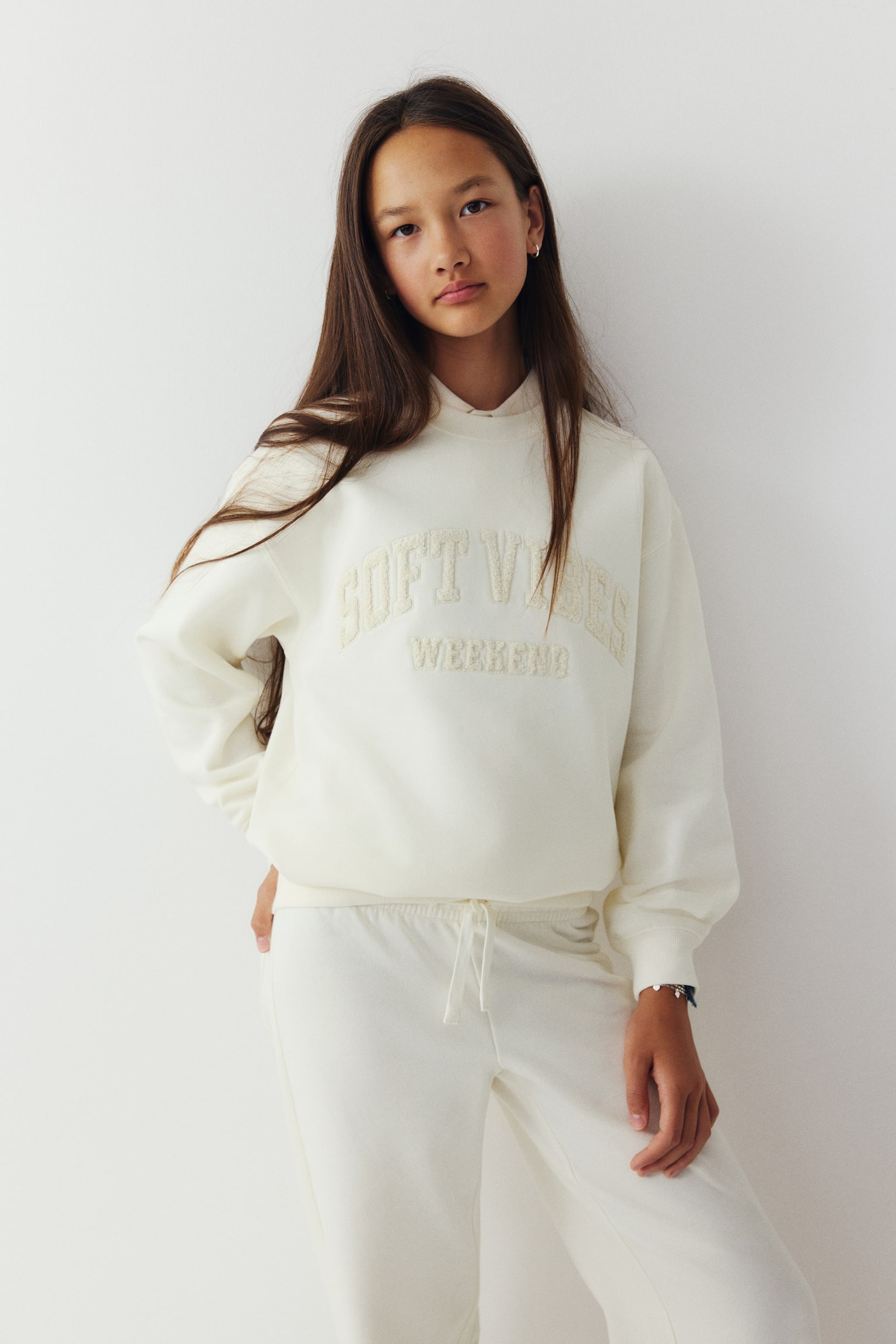 Детские толстовки H&M Oversized Sweatshirt with Motif, цвет: Кремовый — фото 5