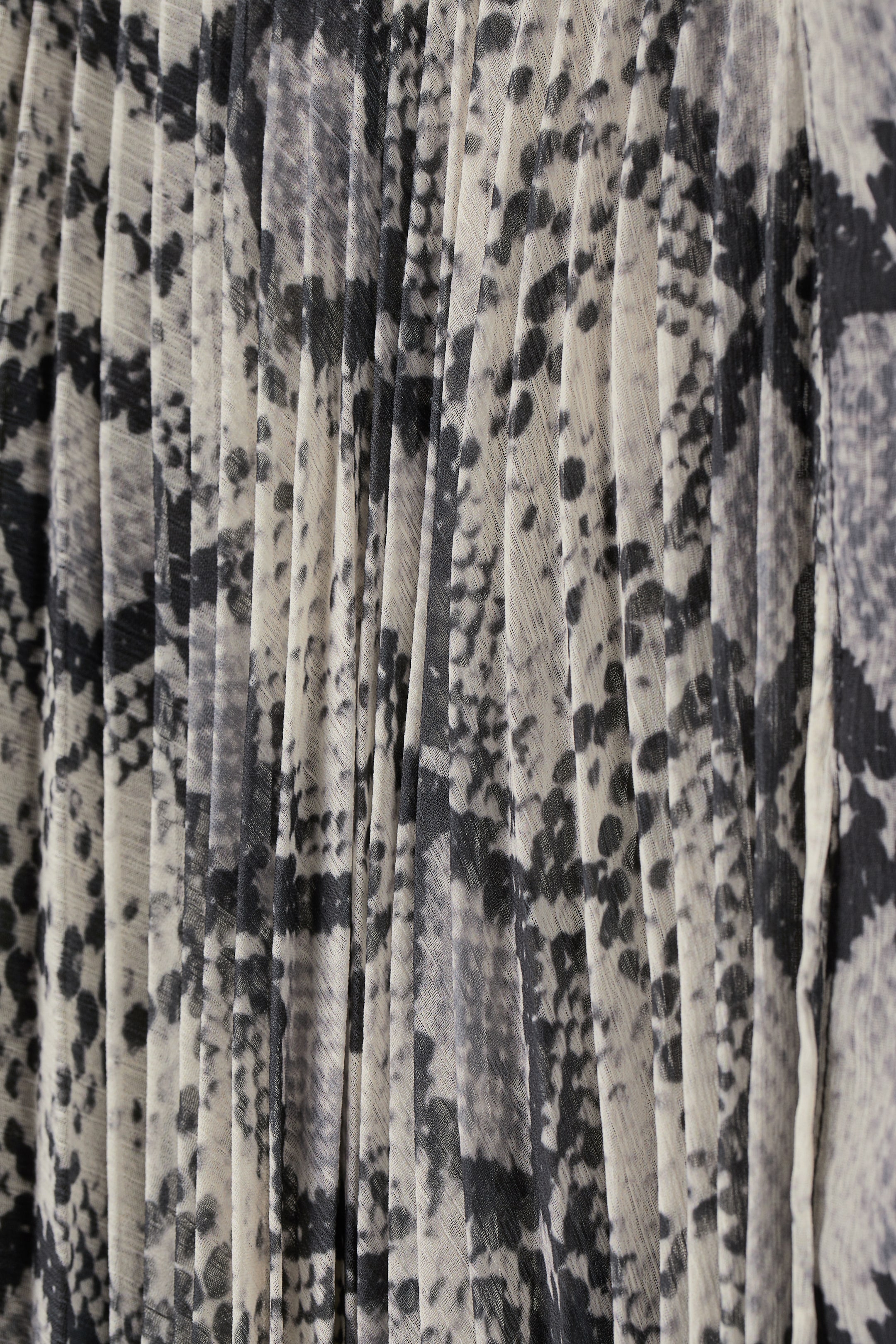 Größeres Bild ansehen: Plissiertes Kleid - Naturweiß/Schlangenmuster - Ladies | H&M DE 2