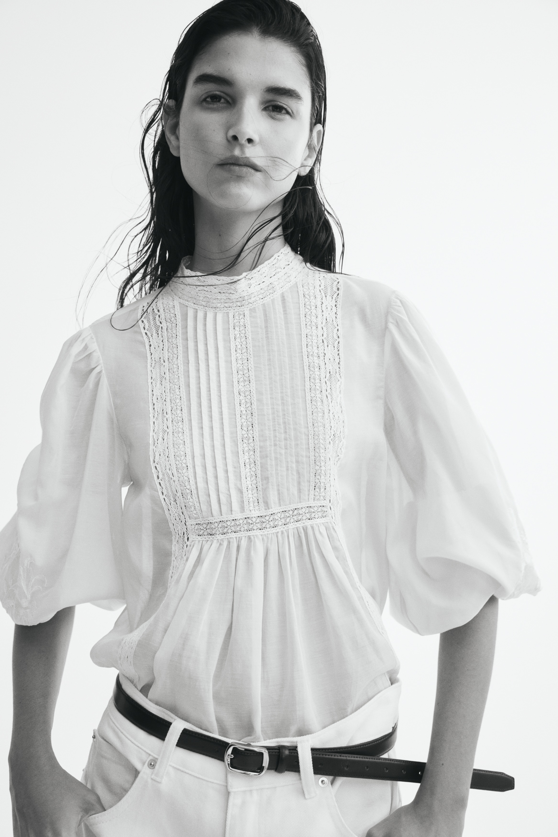Blusa bordada con detalles de encajeAuxiliar
