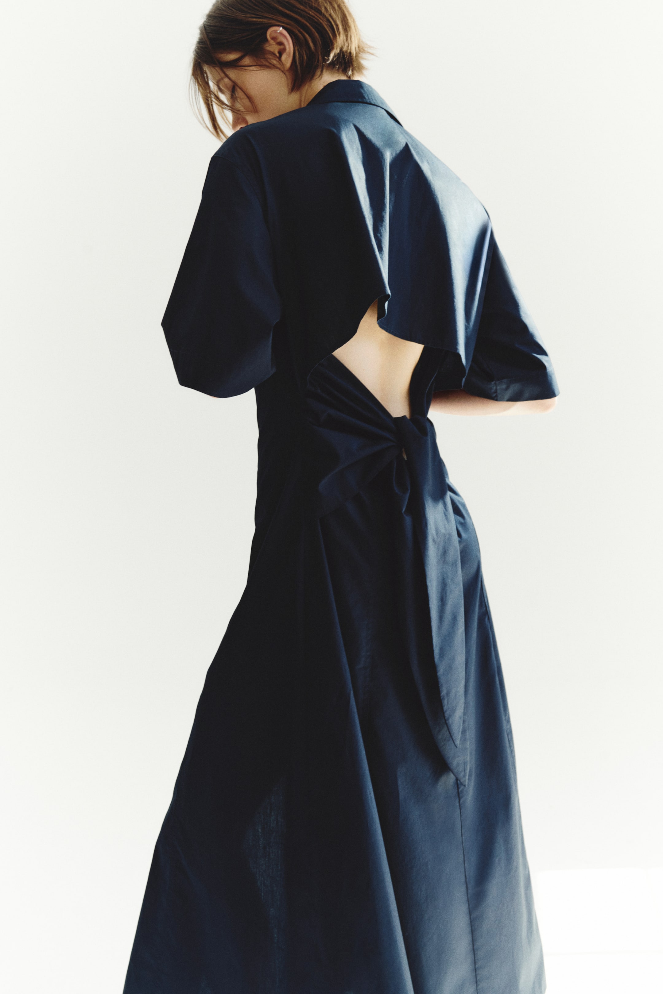 Agrandir l'image: Robe en popeline avec liens à nouer dans le dos - Bleu marine - FEMME | H&M FR 1