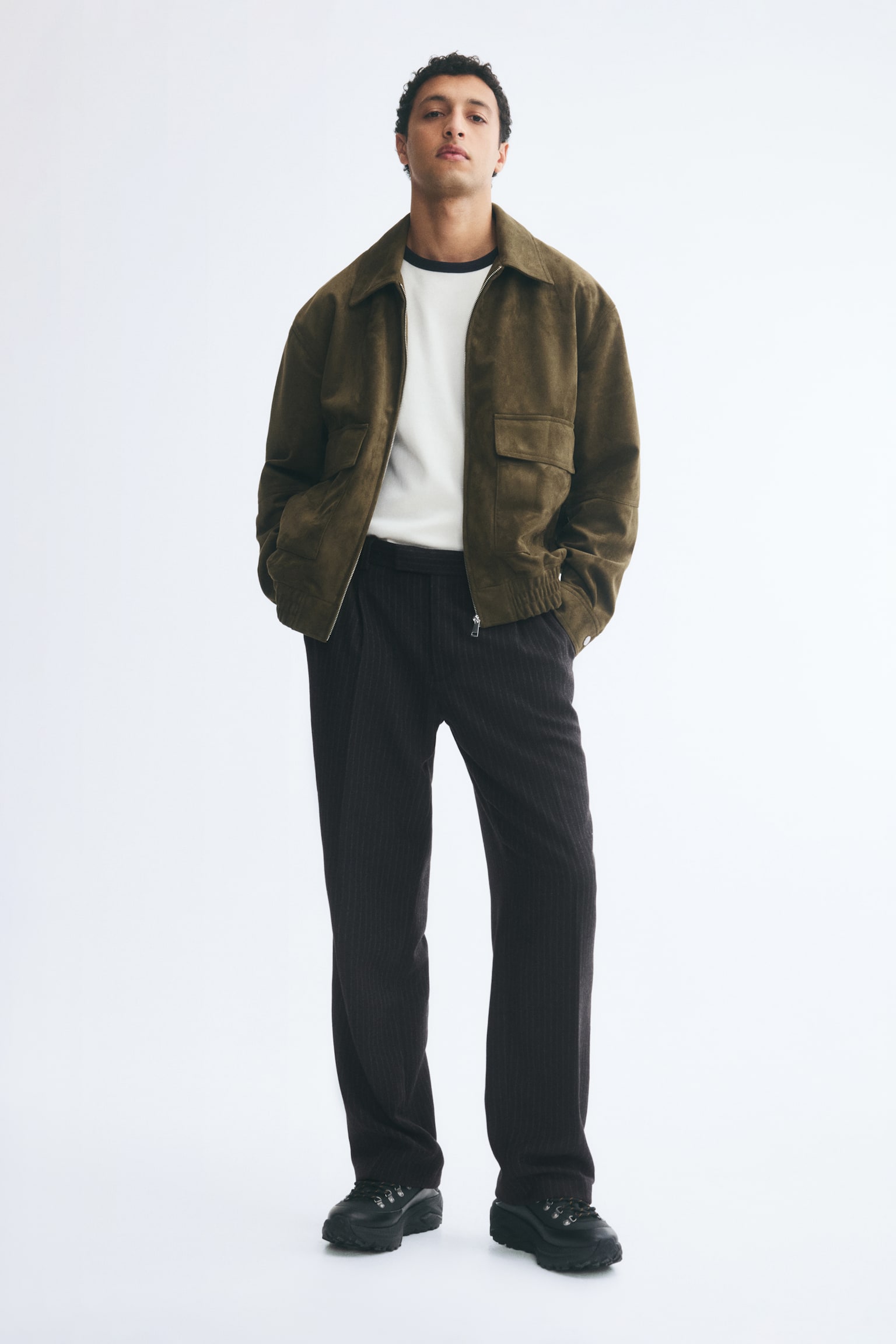Мужские брюки H&M Relaxed Fit Pleated tailored, цвет: Чёрный — фото 2
