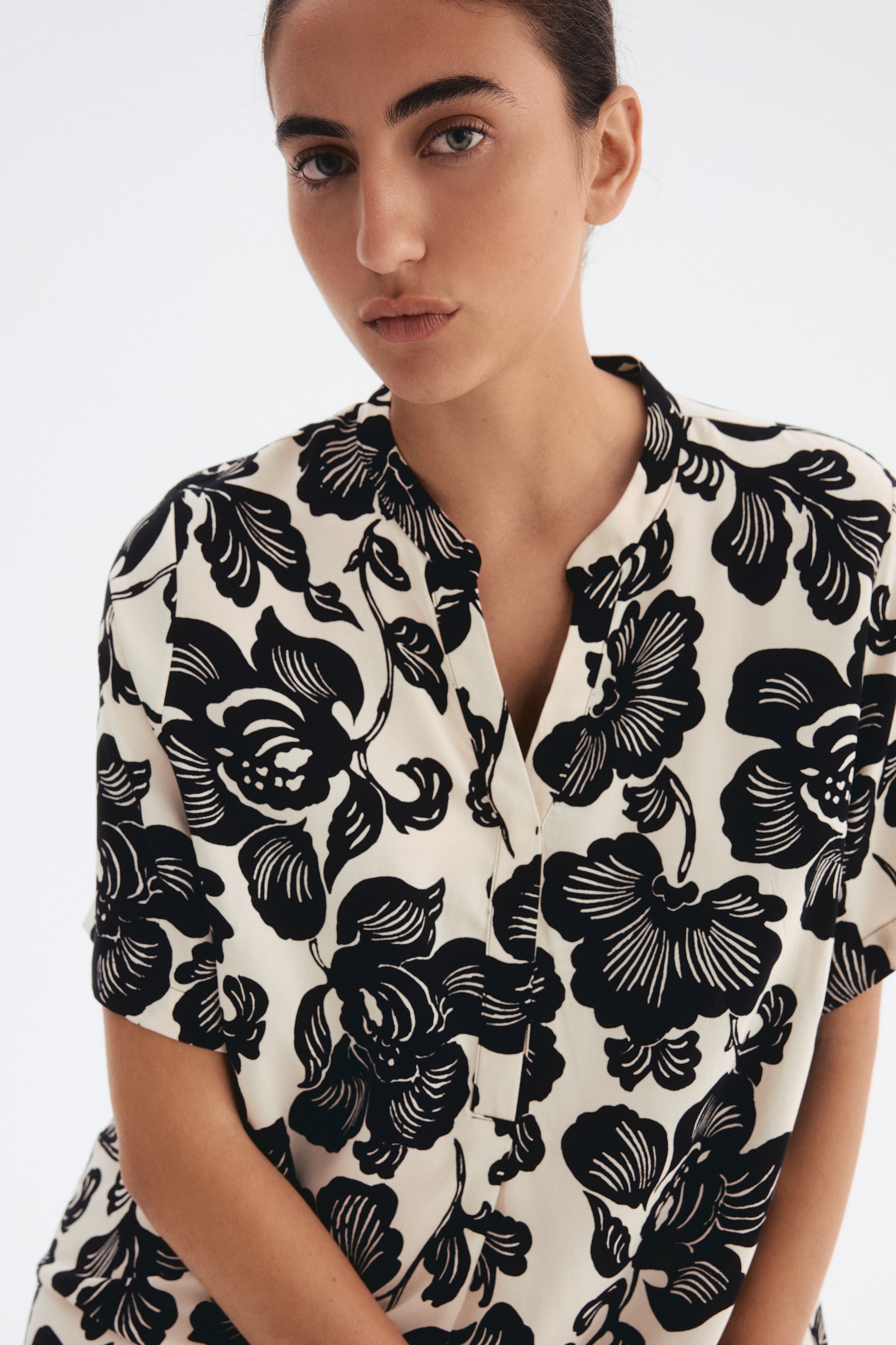 Visualizza immagine più grande: Abito a tunica in viscosa - Crema/nero fiori - DONNA | H&M IT 2