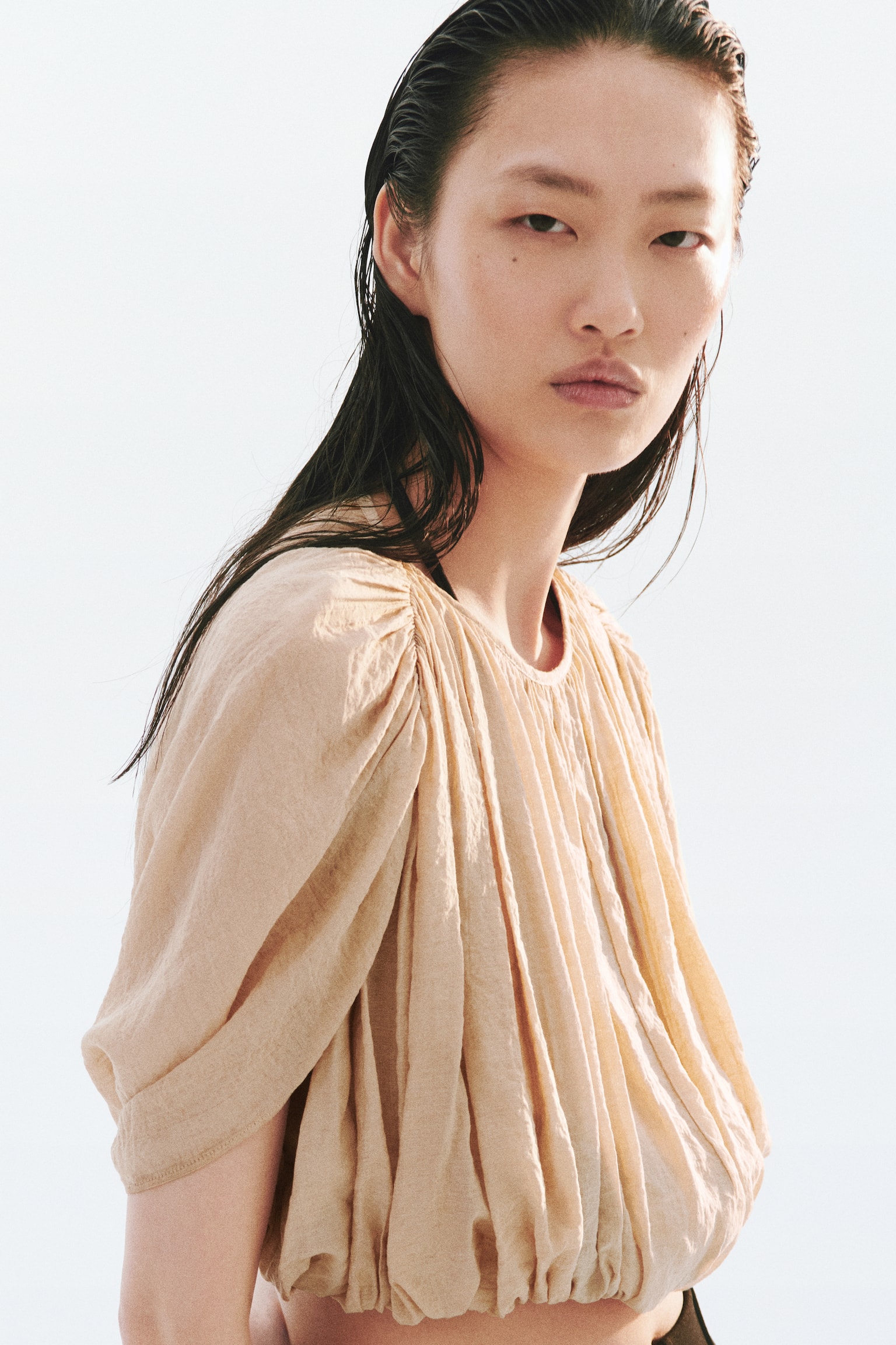 Женский топ H&M Bubble-Hem Crêpe Top, цвет: Бежевый — фото 4