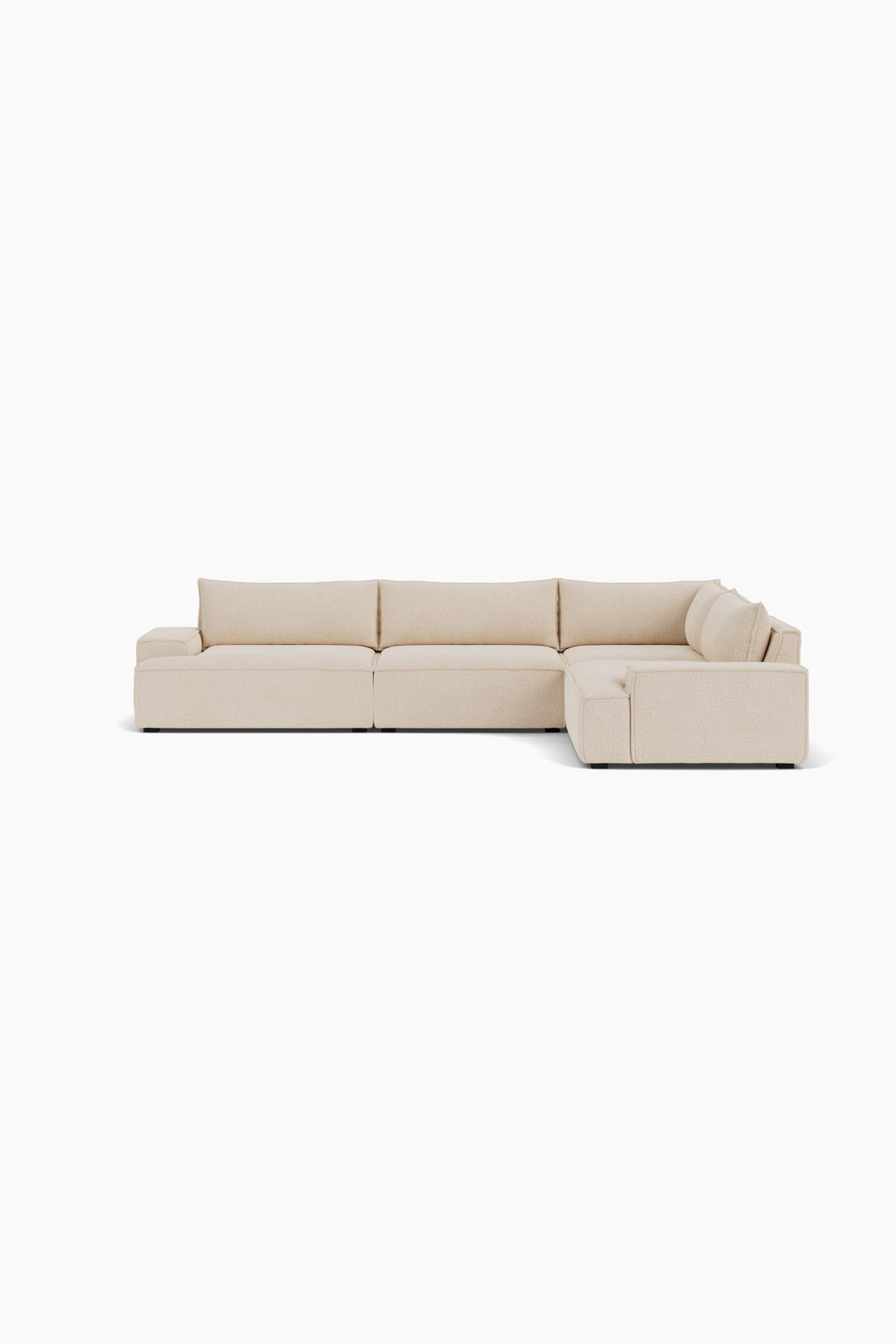 Een modulaire L-vormige hoekbank, bekleed met een gestructureerde crèmekleurige stof, staat in een driekwartaanzicht en benadrukt zo het lage silhouet en de hoekige armleuningen. De sofa toont diepe zitkussens en zachte rugkussens, opgesteld in een rechterhoekopstelling. - 1
