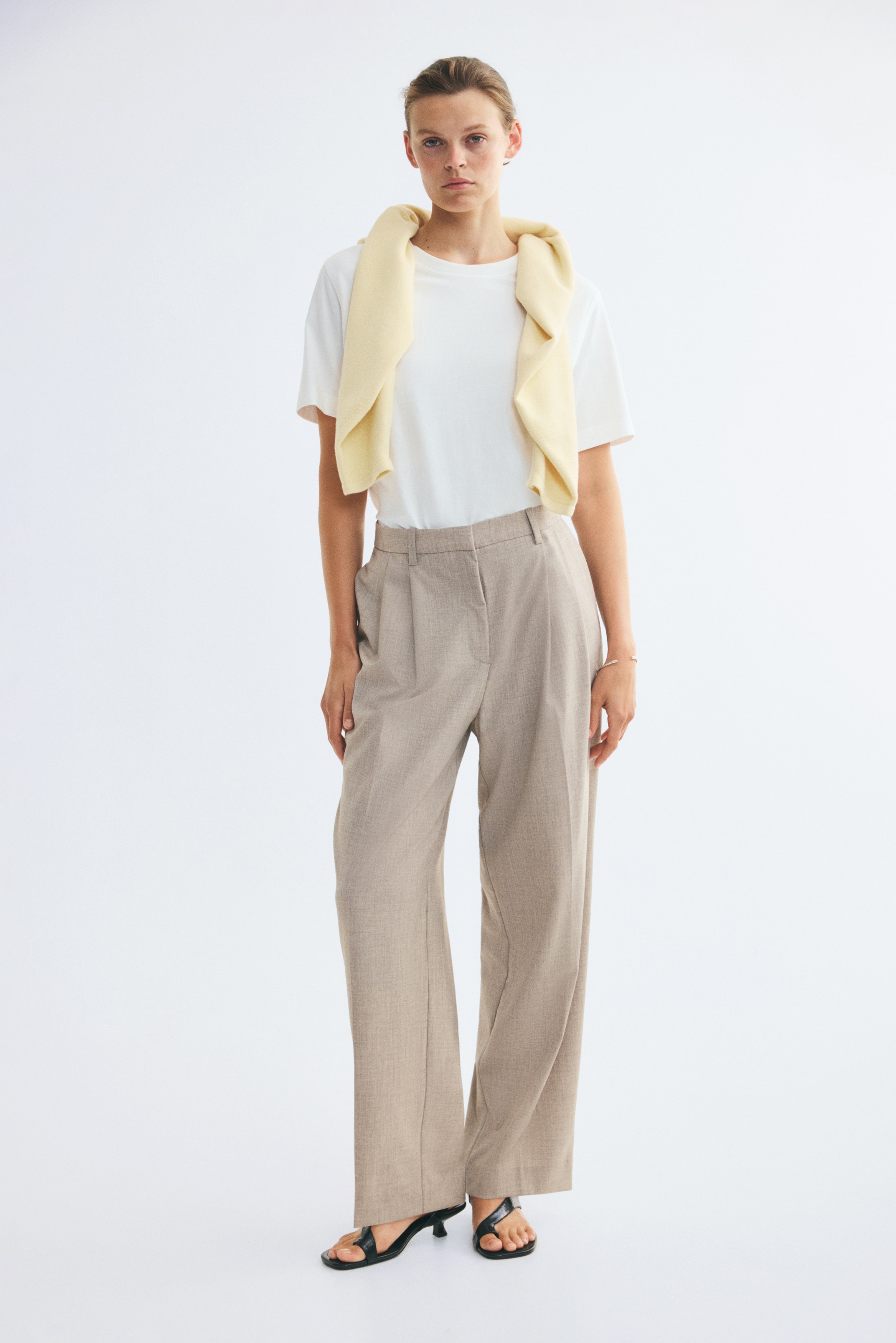 Barrel tailored trousersModel