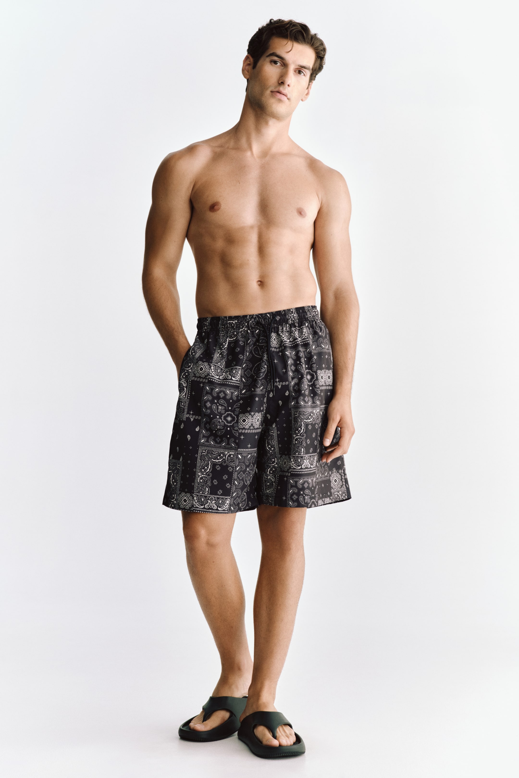 Näytä suurempi kuva: Kuviolliset uimashortsit - Musta/Paisley-kuvio - MIEHET | H&M FI 1