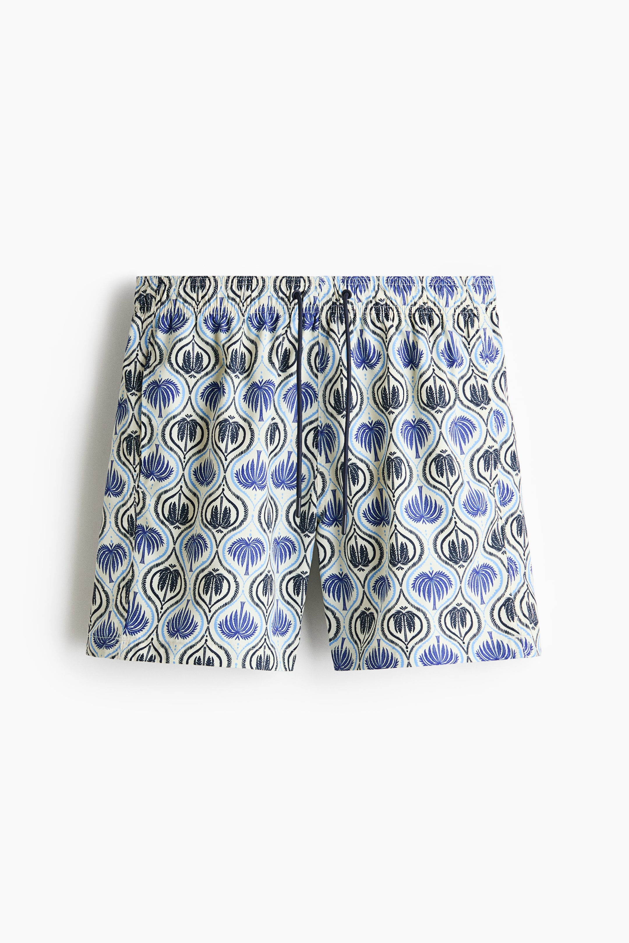 Voir une image plus grande: Les shorts de bain présentent un tissage à motifs avec des motifs abstraits bleus, bleu clair et noirs sur un fond clair. Ils affichent une taille élastiquée recouverte avec un cordon de serrage foncé et des poches latérales ouvertes.