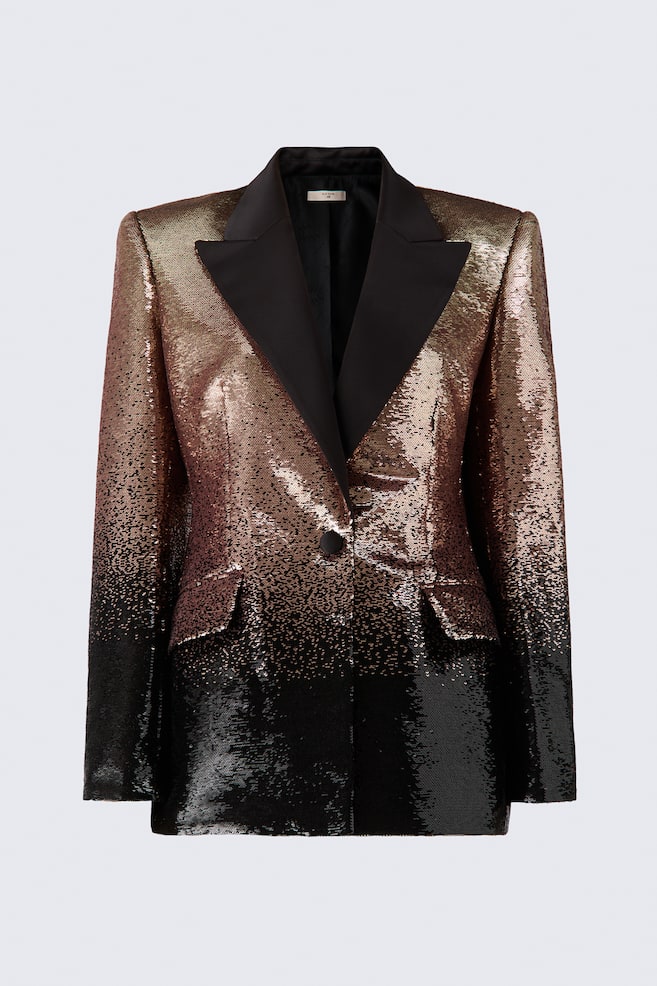 Un blazer ricamato con paillettes Ã¨ rivolto frontalmente e presenta un motivo sfumato da bronzo dorato metallizzato a nero che scende lungo il corpo. Il blazer mette in evidenza spalle strutturate, ampi revers a lancia in raso nero, una chiusura con un solo bottone e due tasche a patta ricamate con paillettes. - 1