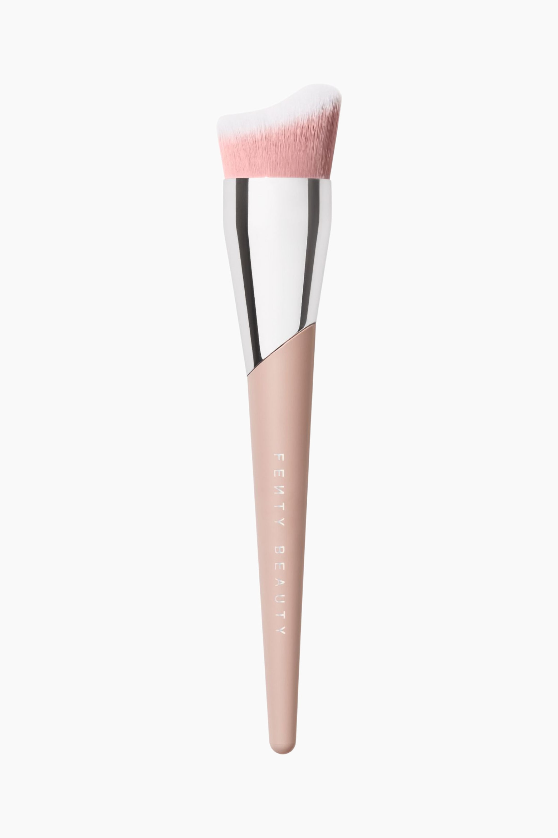 Visa större bild: Fluid Flex Foundation Brush 165 står vertikalt och visar upp ett tätt, vågformat borsthuvud med en rosa-till-vit gradient. Borsten har en blank silverfärgad hylsa med en asymmetrisk diagonal bas och ett avsmalnande, matt dammrosa skaft med varumärkesnamnet tryckt vertikalt.