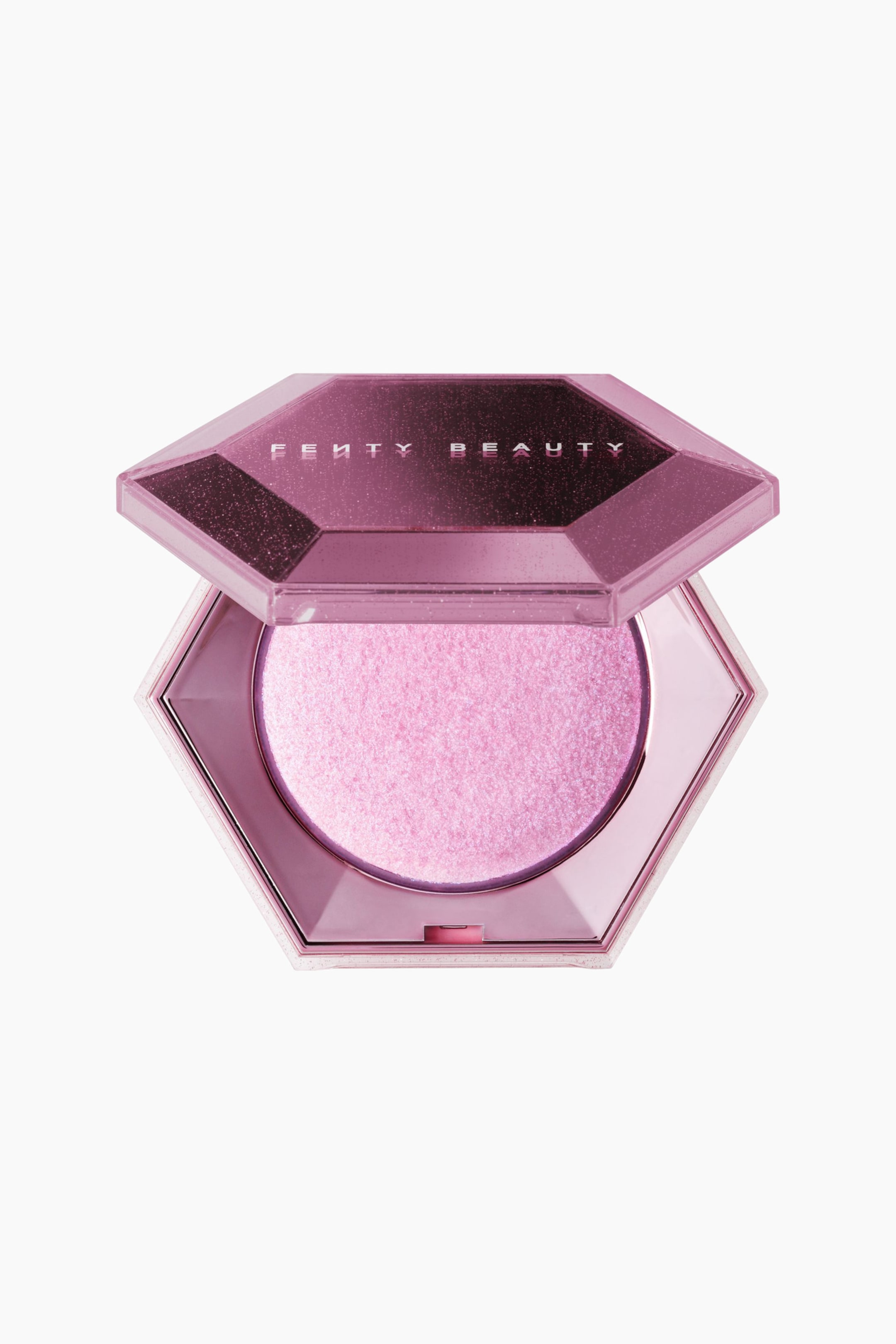 Visa större bild: Diamond Bomb All-over Diamond Veil visas i öppet, framåtriktat läge i sitt facetterade, hexagonala metalliskt rosa kompaktfodral. Det övre locket visar logotypen ”FENTY BEAUTY”, medan den nedre basen håller en rund pan med texturerat, skimrande ljusrosa puder.
