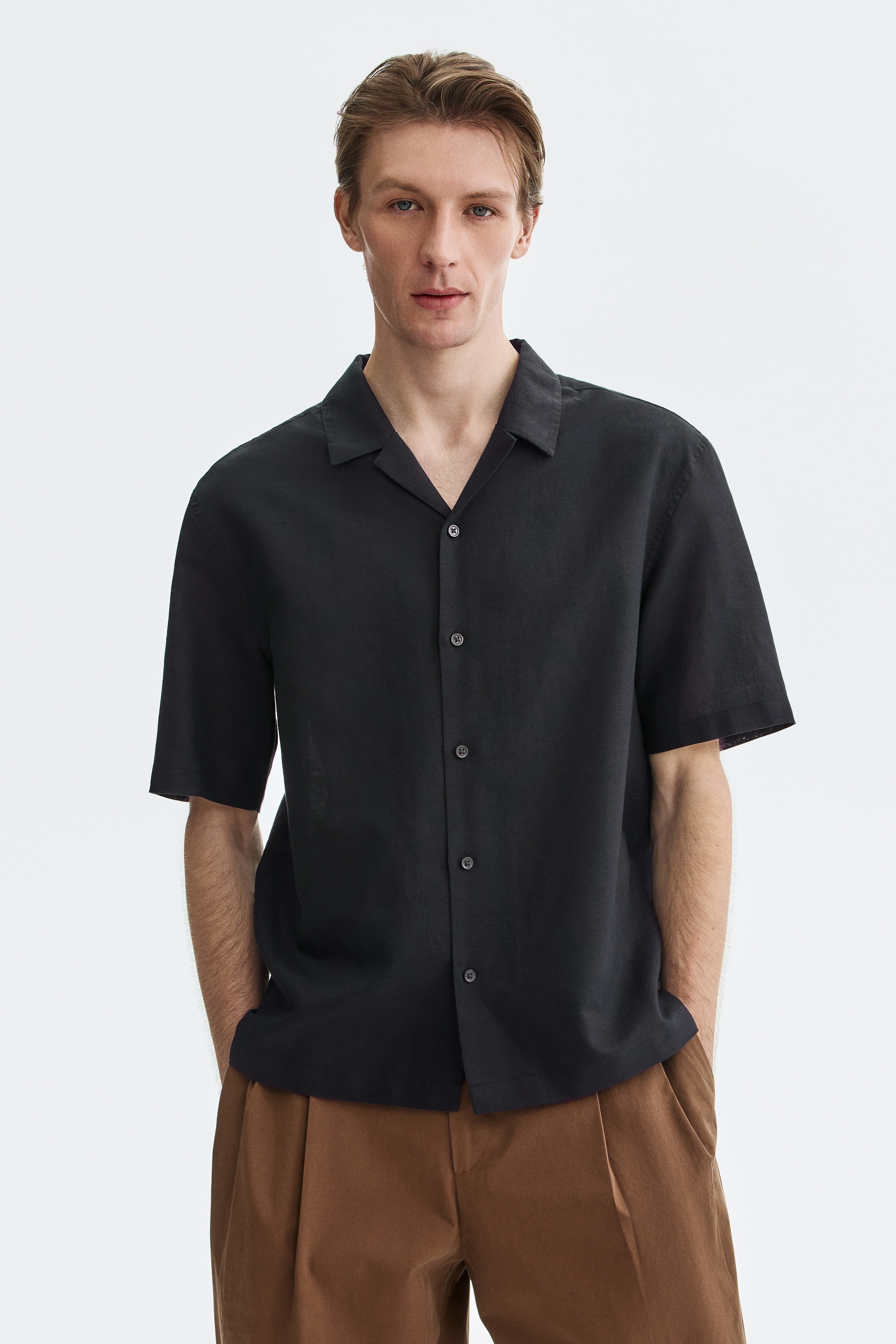 Kortærmet skjorte i hørblanding Relaxed Fit - Sort/Mørk kakigrøn/Hvid/Stribet/Støvet blå/Lys beige