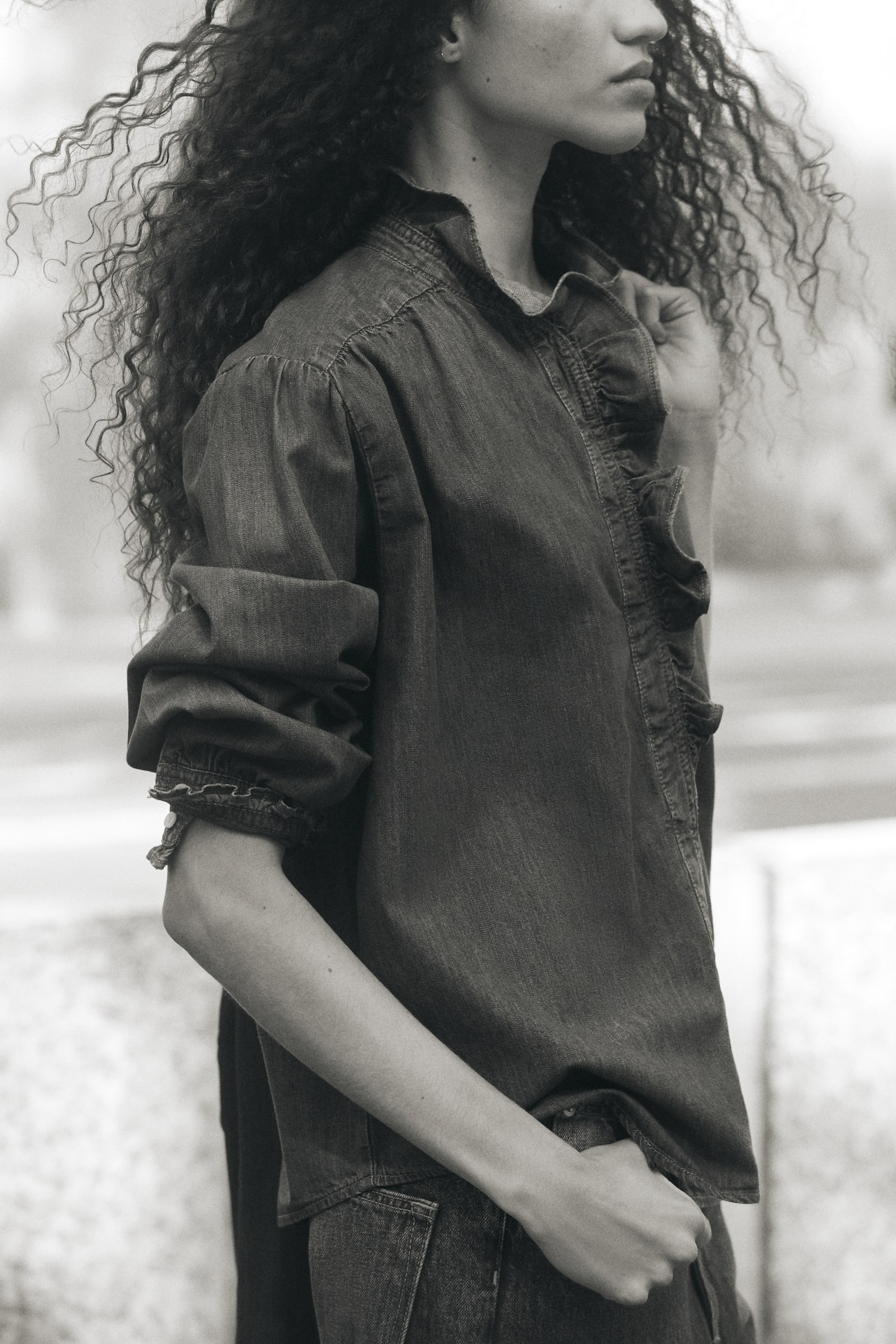 Женская блузка H&M Ruffle-Trimmed Denim Blouse, цвет: Тёмный джинсовый синий — фото 5