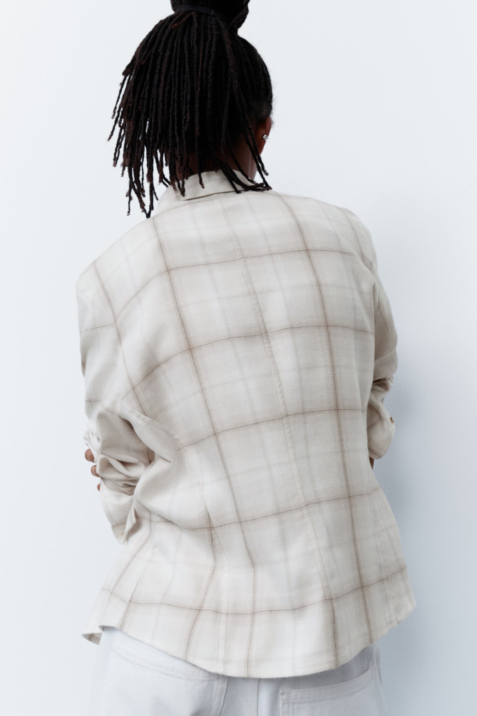 Женская рубашка H&M Fitted Flannel, цвет: Белый / Клетчатый — фото 4