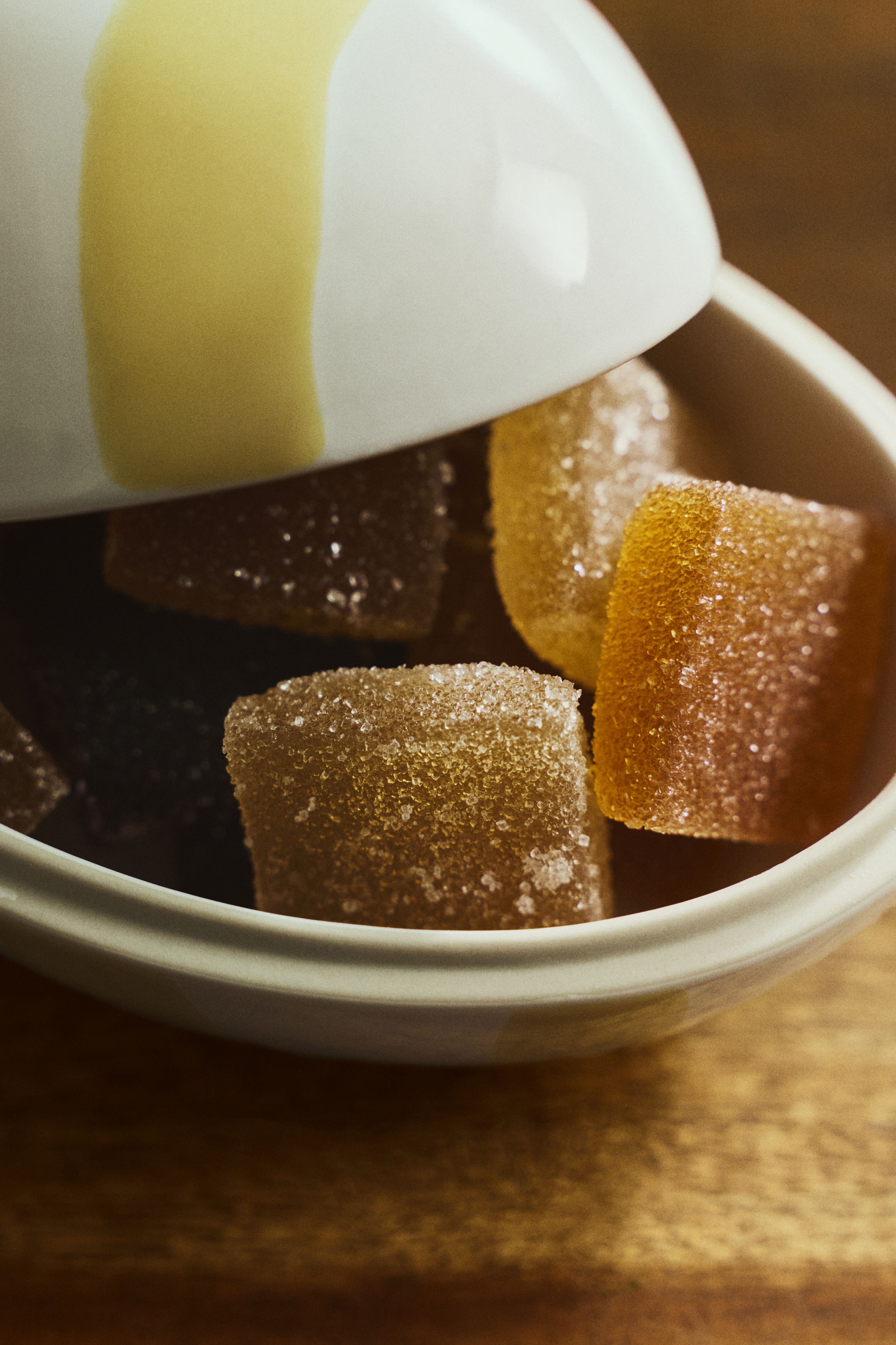 Small egg-shaped ceramic jar - White/Yellow striped