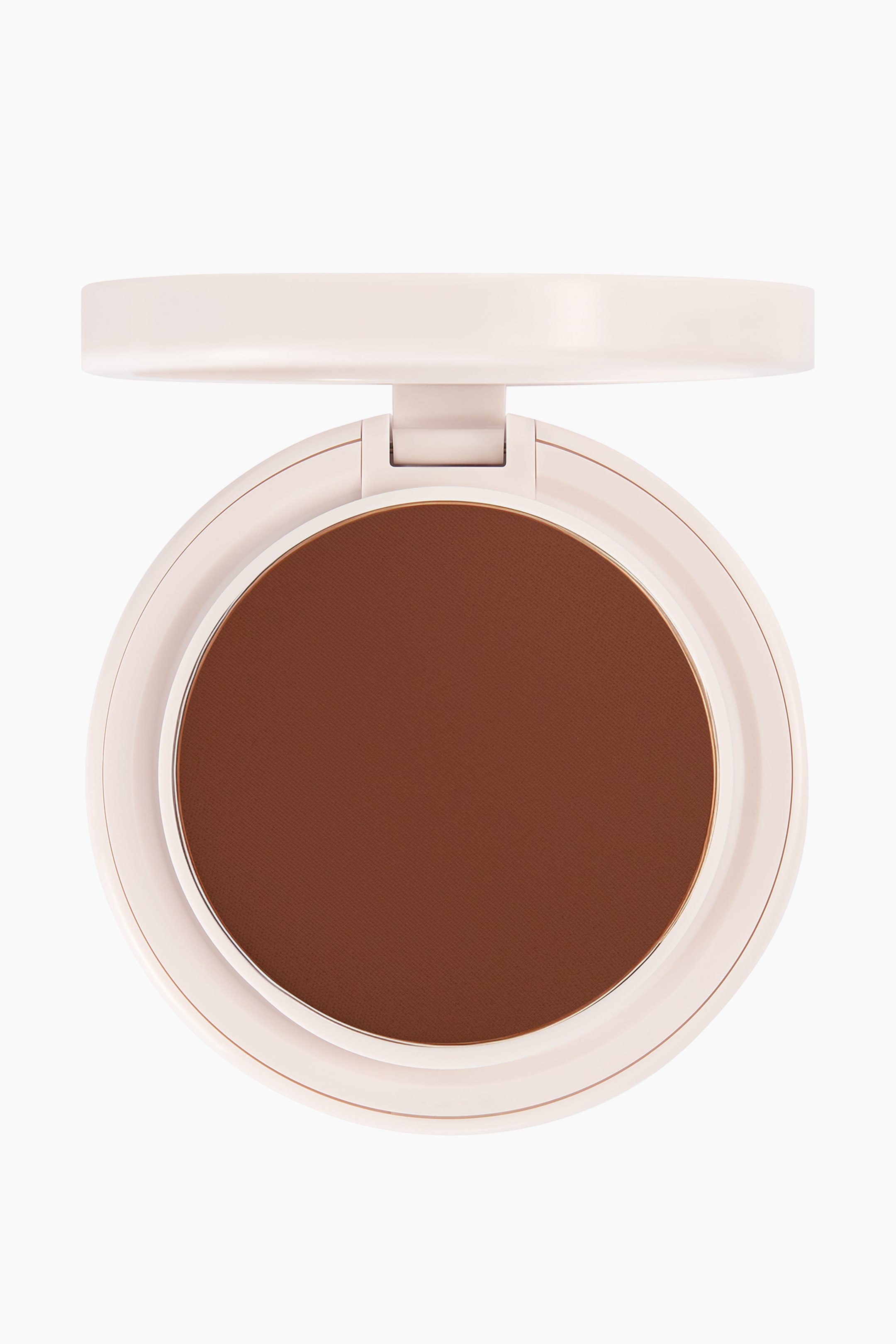 Se større billede: Natural Blur Powder Foundation ses i en åben, rund, råhvid compact vendt fremad. Det pressede pudder viser en glat, mat overflade i en dyb brun nuance.